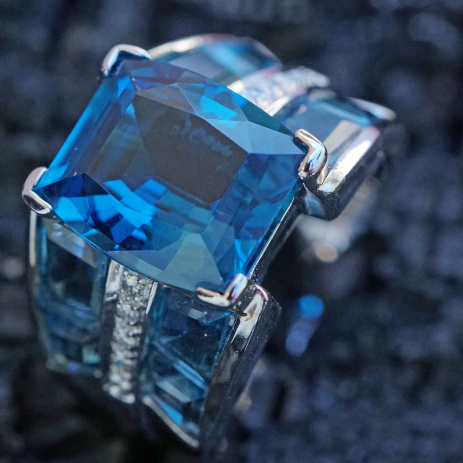 Blautopas Brillant Ring 750er Weißgold 9.22 ct 0.07 ct