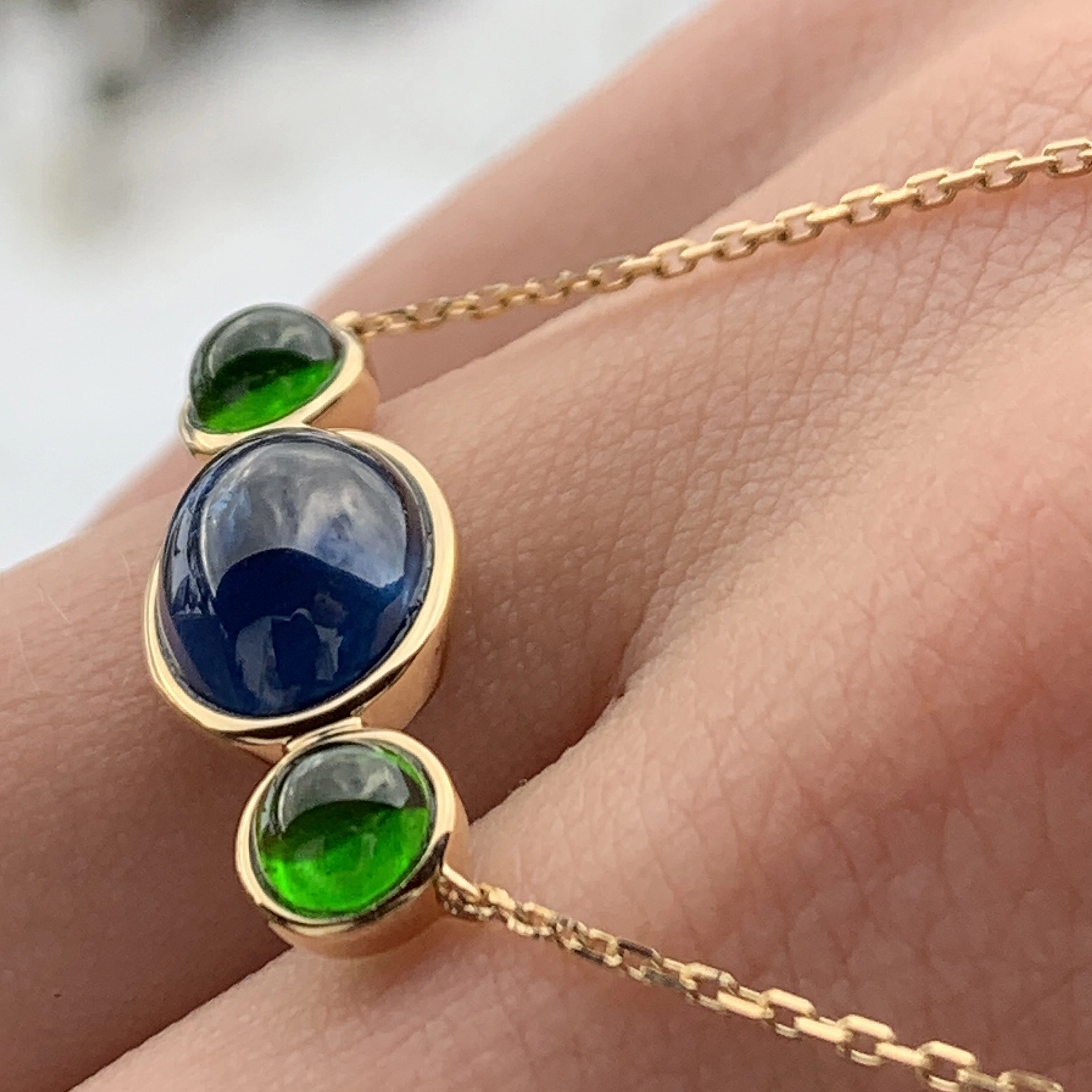 Saphire Diopside Cabochon Necklace 18 kt Yellowgold....great Colors