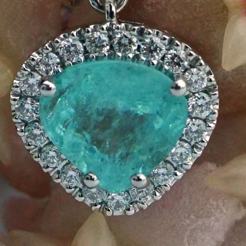 great paraiba turmalin of 128 ct, AAA brilliant. swimmingpool blue-green 18 kt whitegold