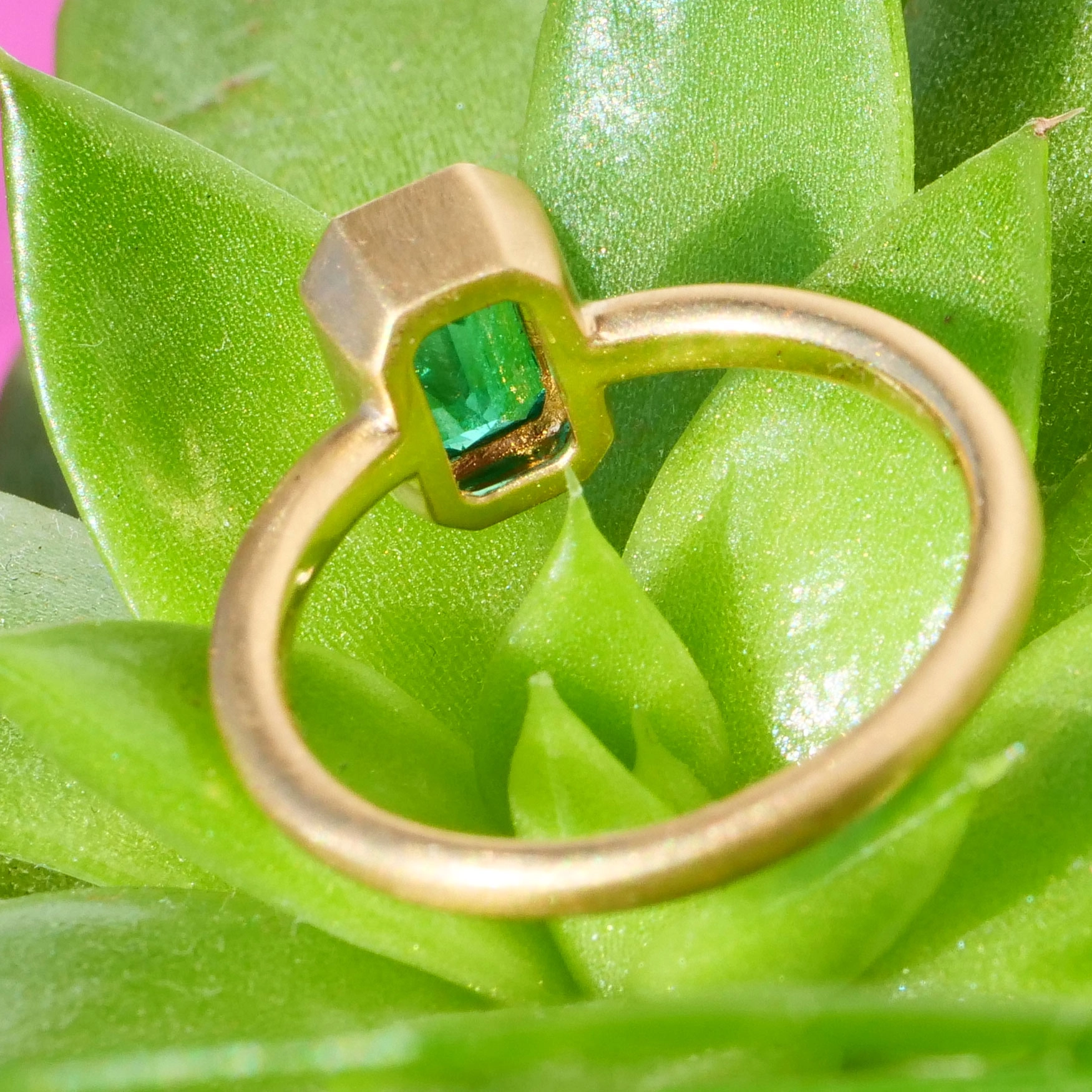 Emerald ring 0.97 ct, top quality from Afghanistan, 750 yellow gold handmade