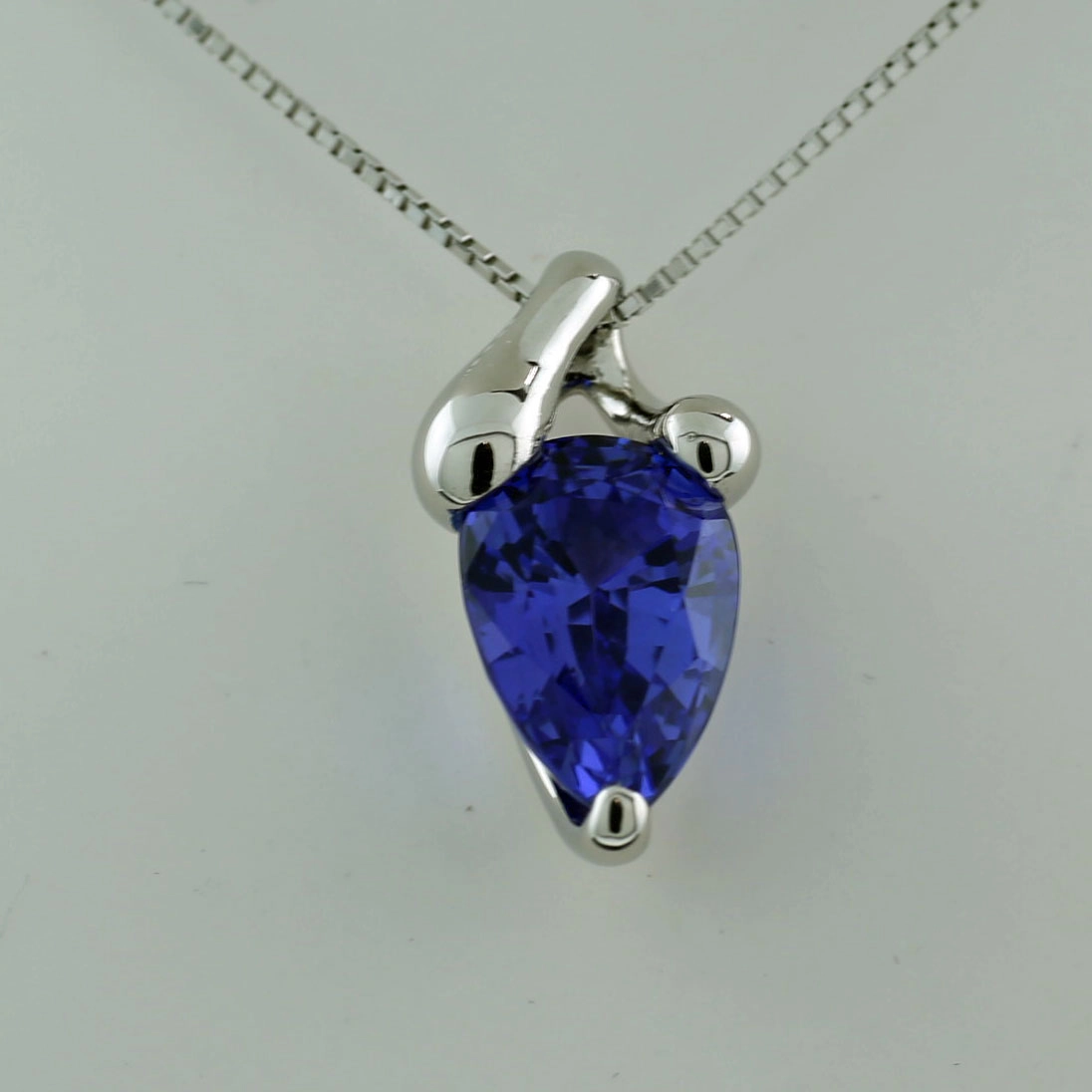 Tansanit Anhänger mit Kette in Platin