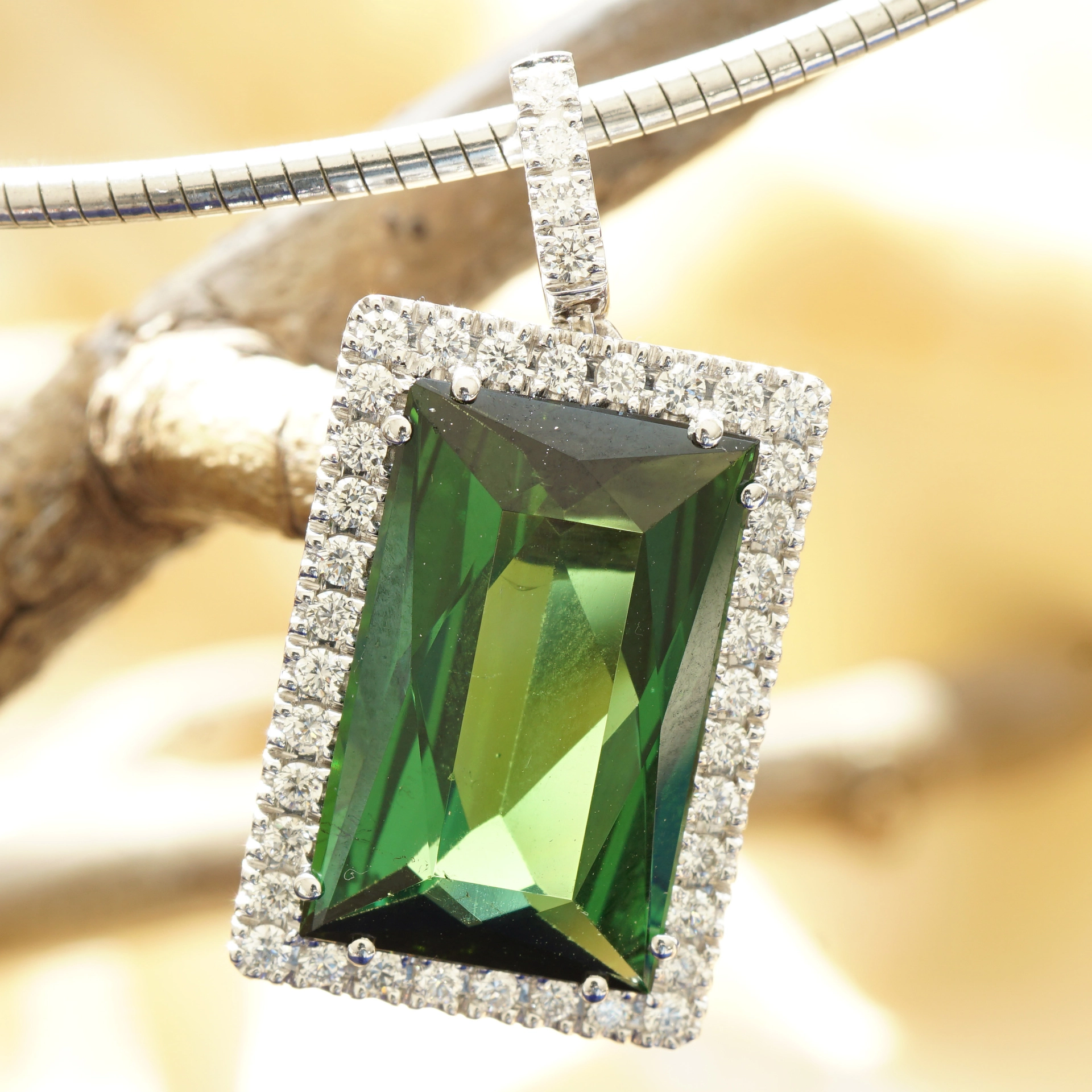 Turmalin Brillant Anhänger 750er Weissgold 9.10 ct 0.50 ct TW VS AAA+ AMAZONASGRÜN