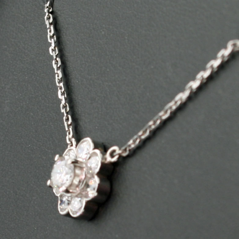 Diamant-Anhänger mit Kette, 900er-Platin,Mittelstein 0.43 ct, Besatzsteine 0.71 ct