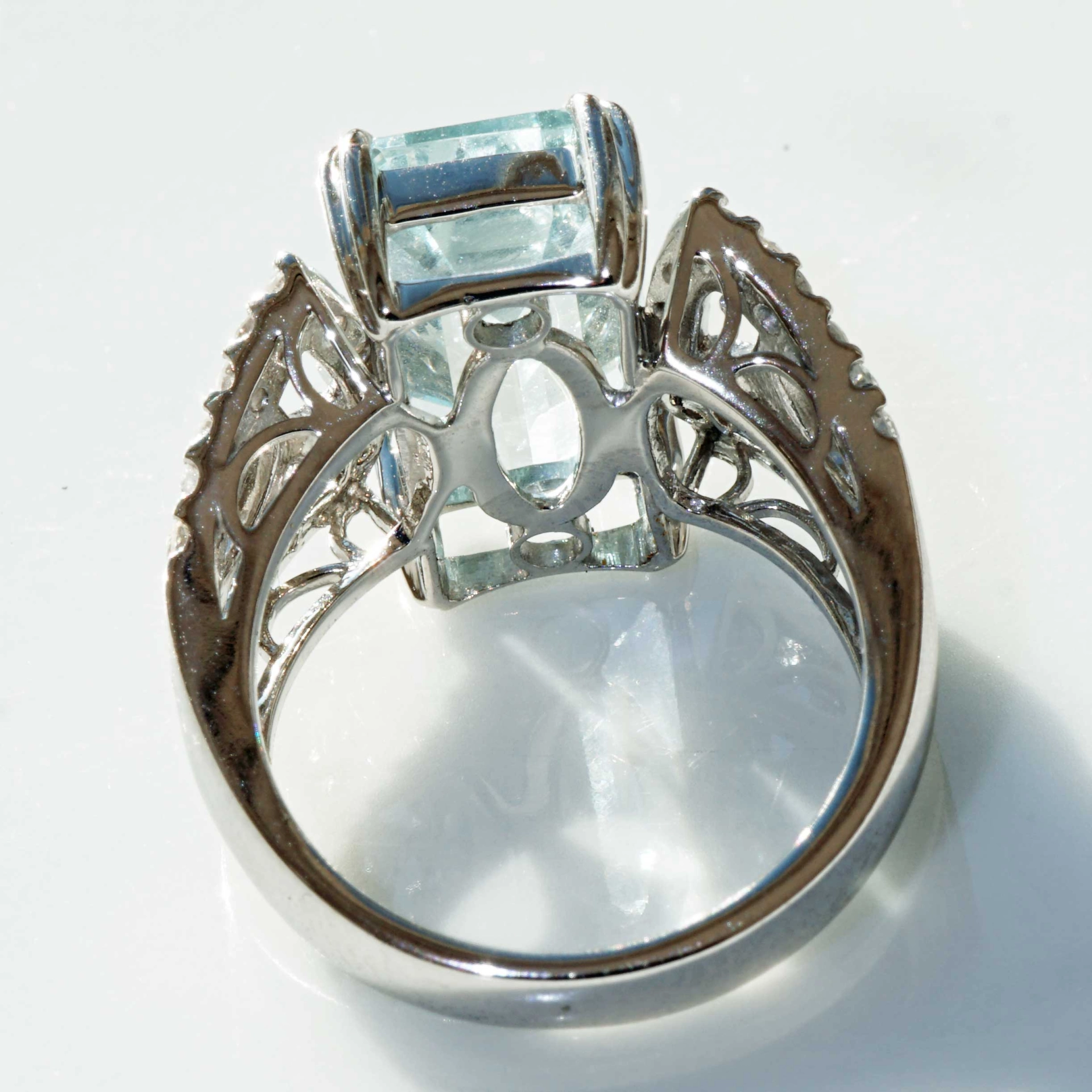 Aquamarin Brilliant Ring 900 Platinum 4.40 0.52  ct...so elaborately designed