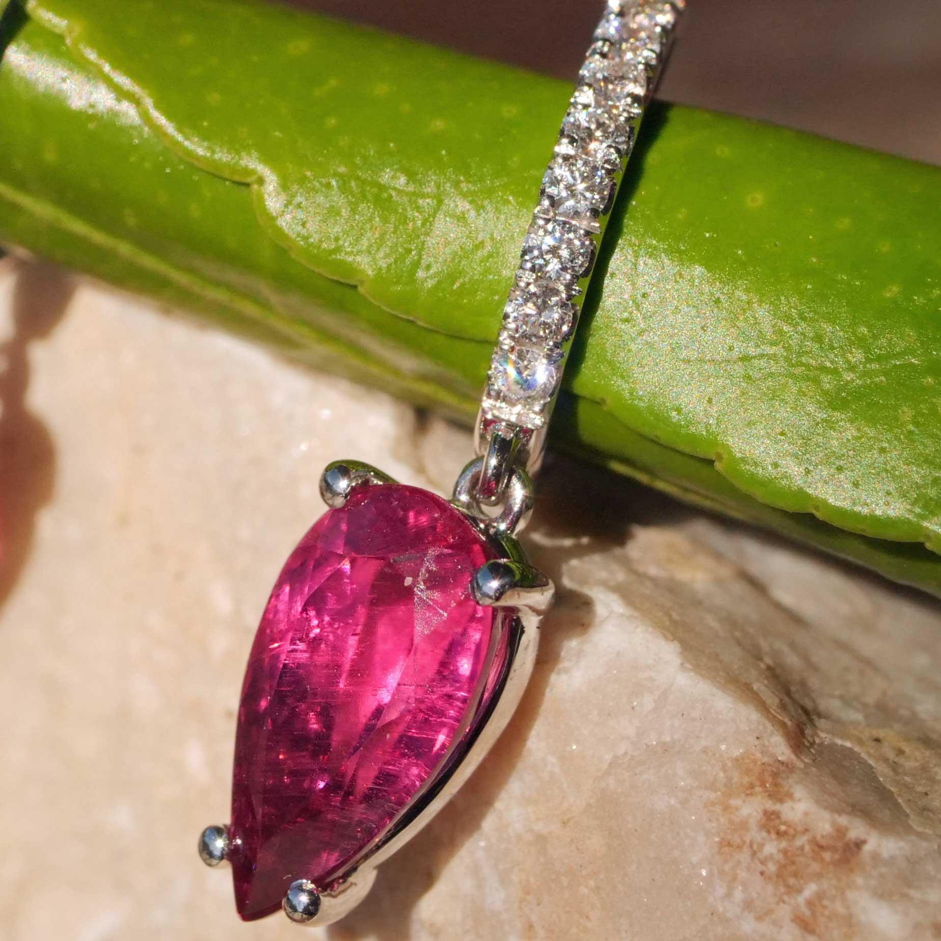 Rubelith Brilliant Earrings 3.59 ct 0.25 ct - great quality pink-red 750 White Gold...ultra beautiful
