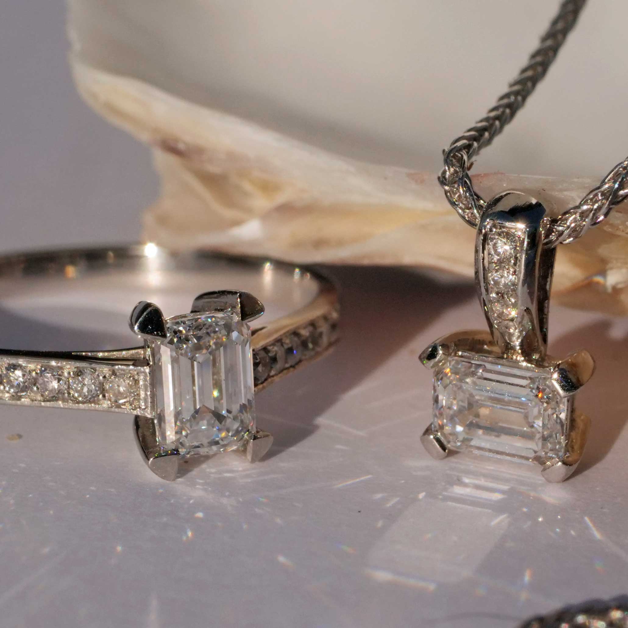 set-anhänger und ring-diamantbaguetten-weiser hintergrund-