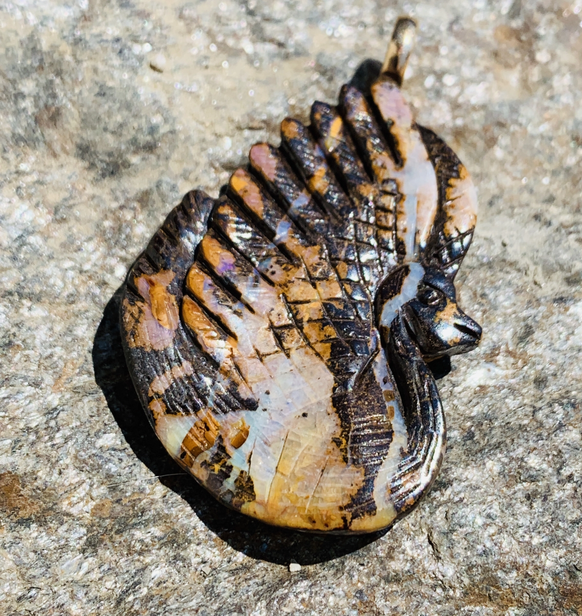 Schwan Anhänger 585er Gelbgold Rundöse Boulder Opal handgeschnitzt