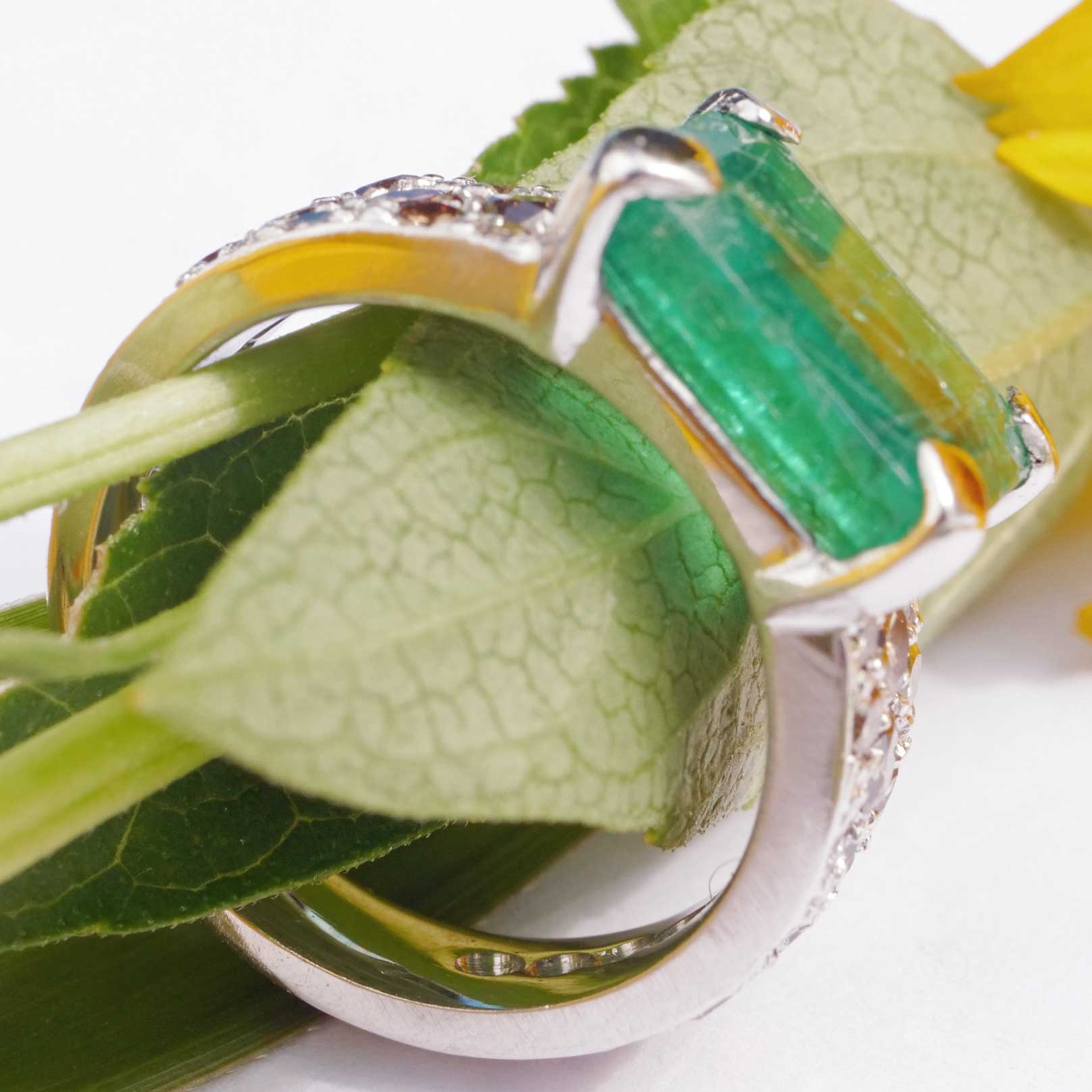 Emerald Brilliant Ring 750 White Gold approx. 2.60 and 0.80 ct 6.3 Grams newly rhodium-plated