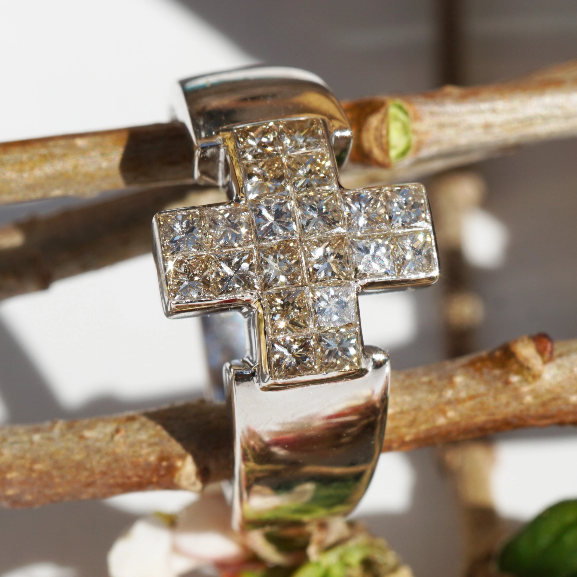 Cross Diamond Ring 18 kt Whitegold....Princess Diamonds 1.20 ct...stylish