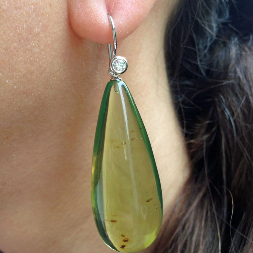 Brillant-Ohrhänger mit grünem Bernstein, 585/-Weißgold