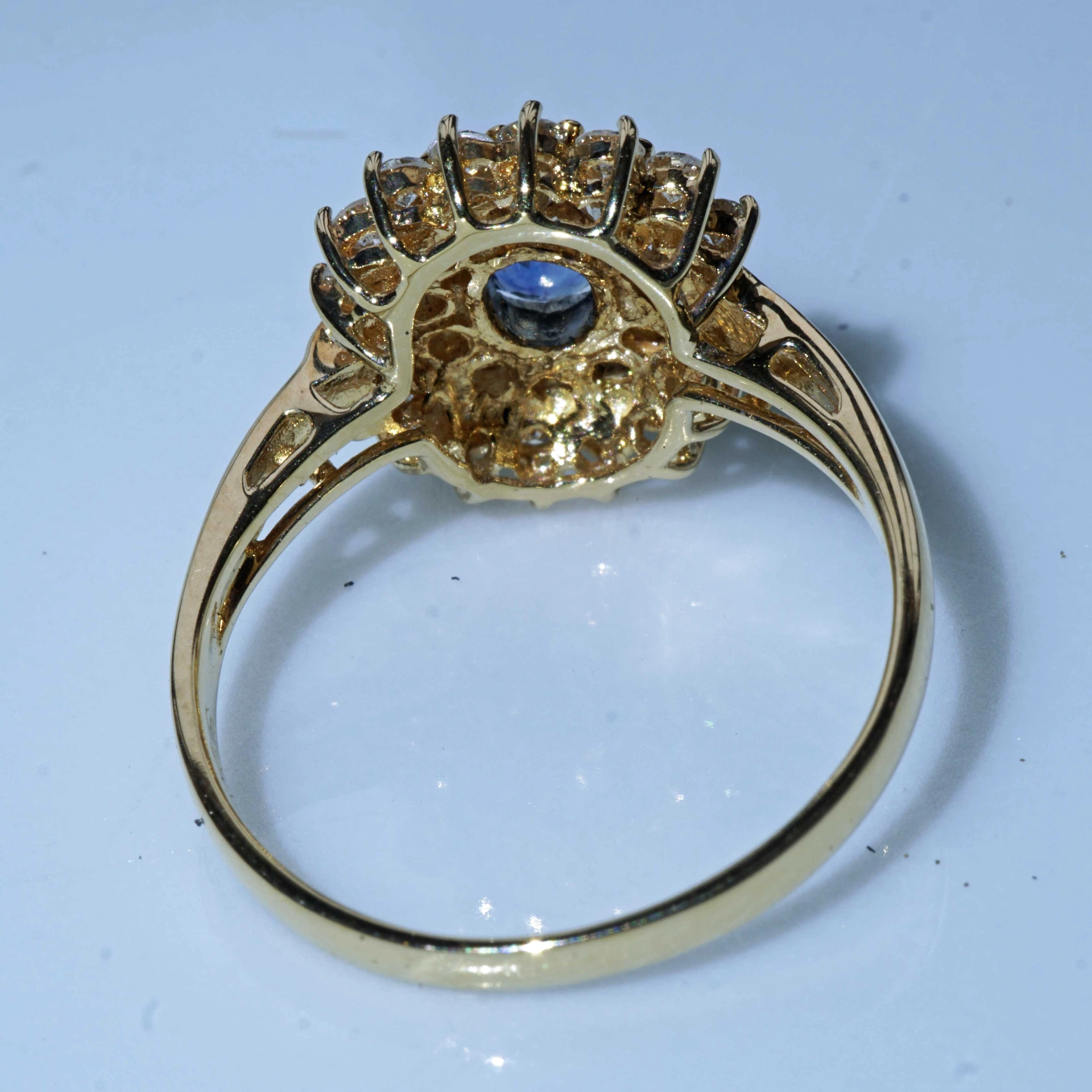 Sapphire Brilliant Ring 18kt Yellowgold 0.53 ct 0.65 ct wonderful royal Blue