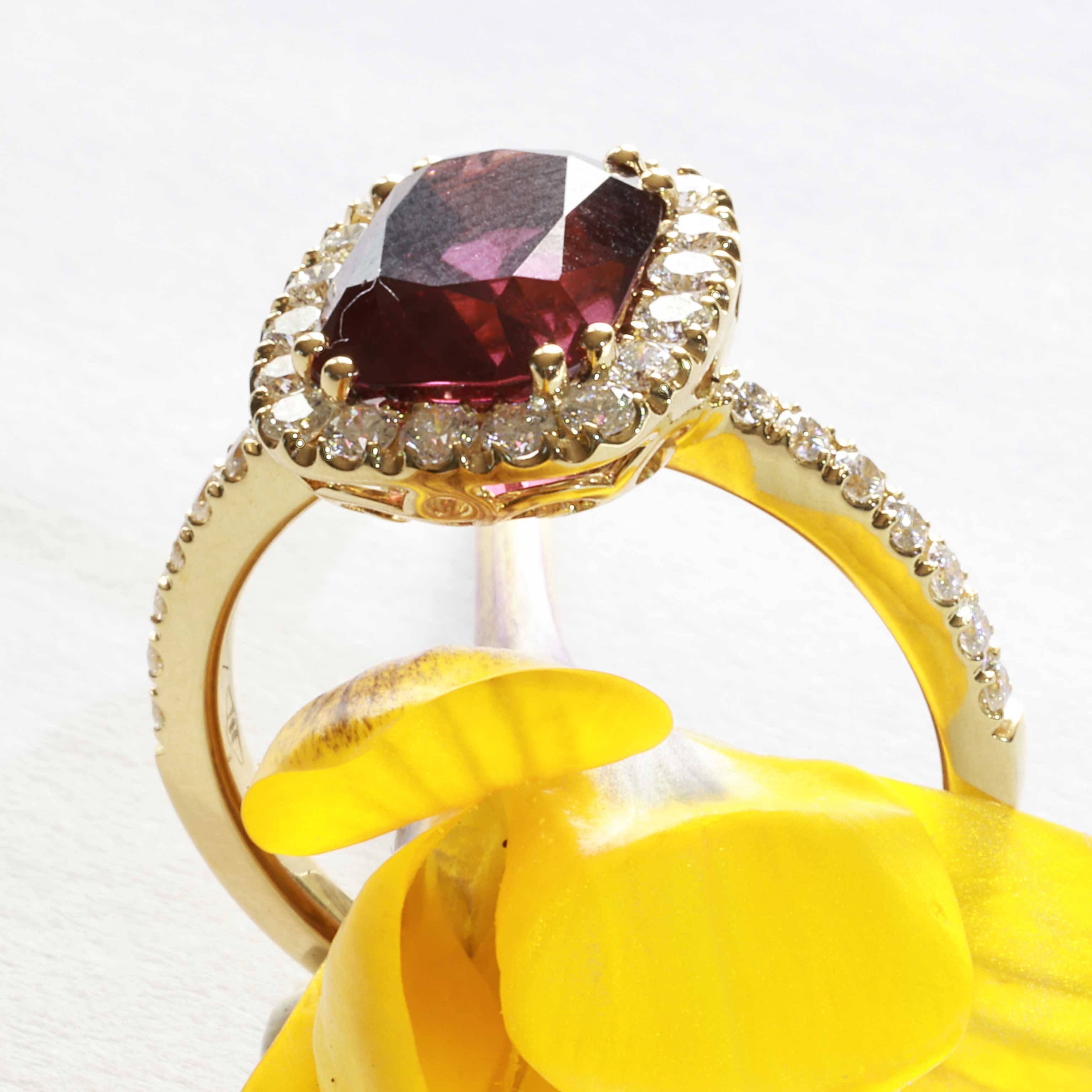 Rhodonite Brilliant Ring 3.34 ct 0.55 ct 750 Yellow Gold... more beautiful than the most expensive Ruby Ring