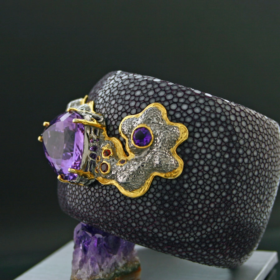 Rochenleder-Armreif mit Edelsteinen und großen Amethyst, 925/-Silber/vergoldet, Handarbeit, SW 960.-