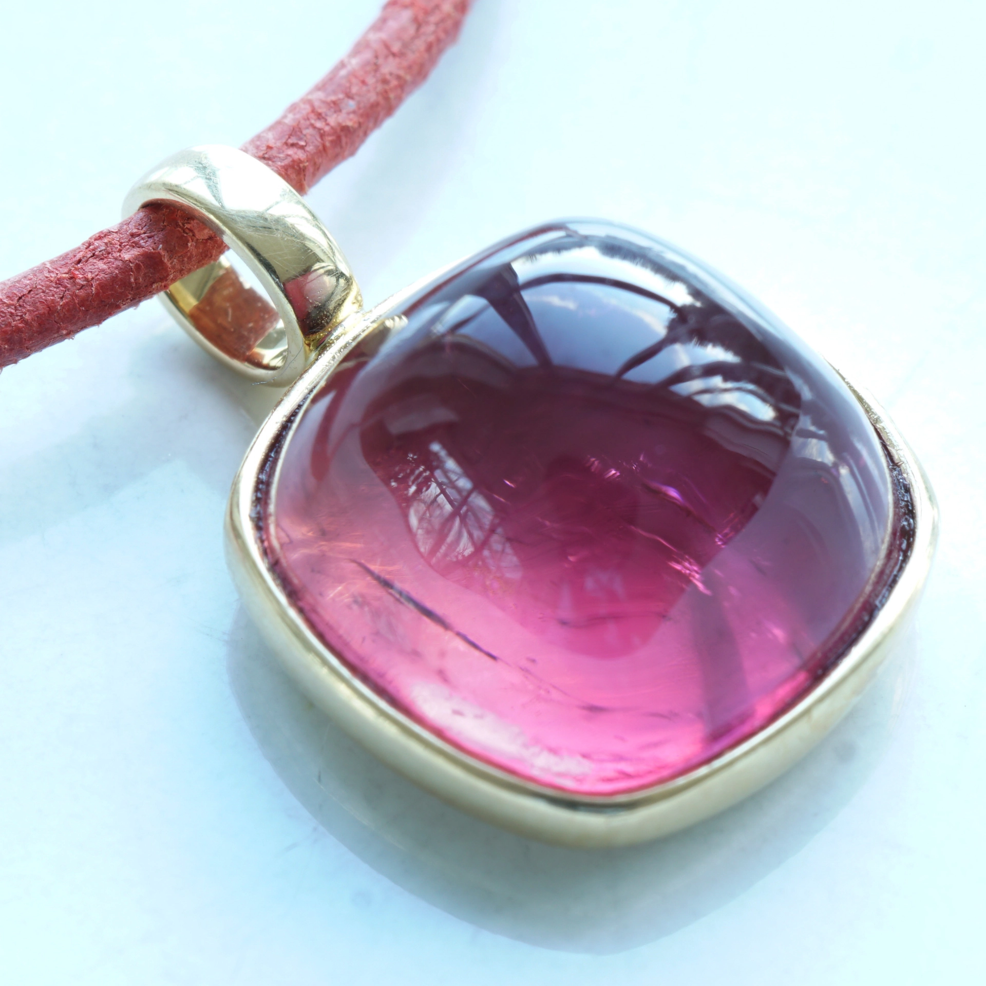 Turmalin Anhänger 750er Gelbgold 10.29 ct  AAA+ HIBISKUSROT Cabochon im Antikschliff