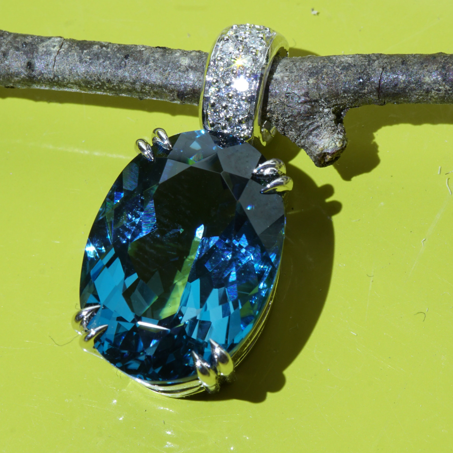 Amazing color Blue forever londen blue topas approx. 15.30 ct, 17,5 x 13 mm, modern setting with fullcut diamonds