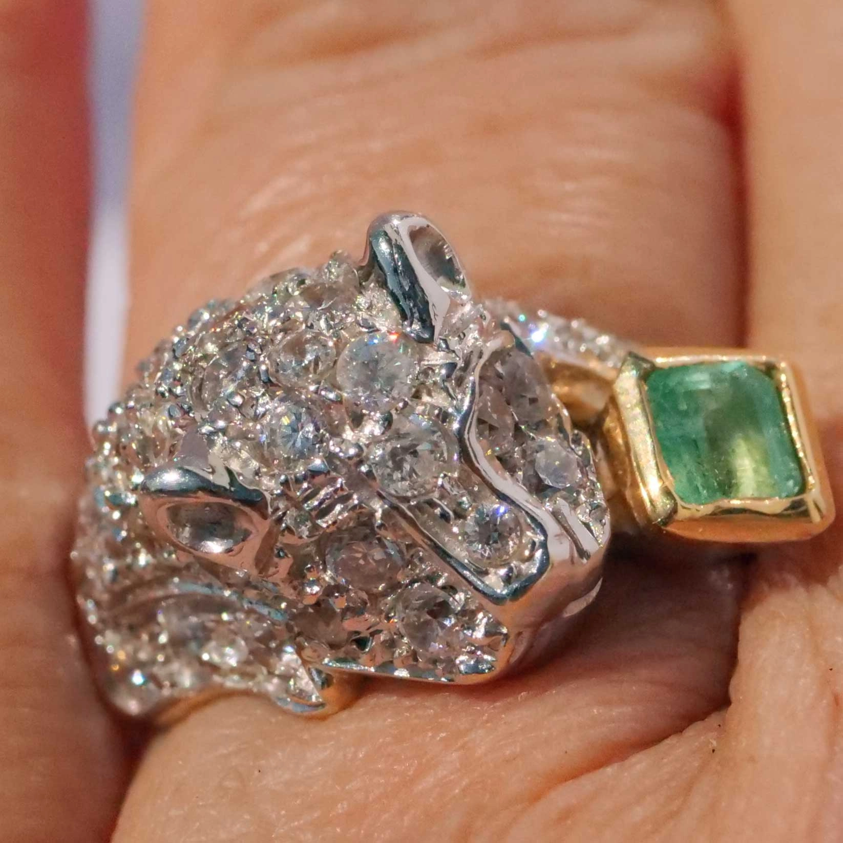 Emerald big Cat Ring 18 kt White Gold 0.25 ct beautifully designed