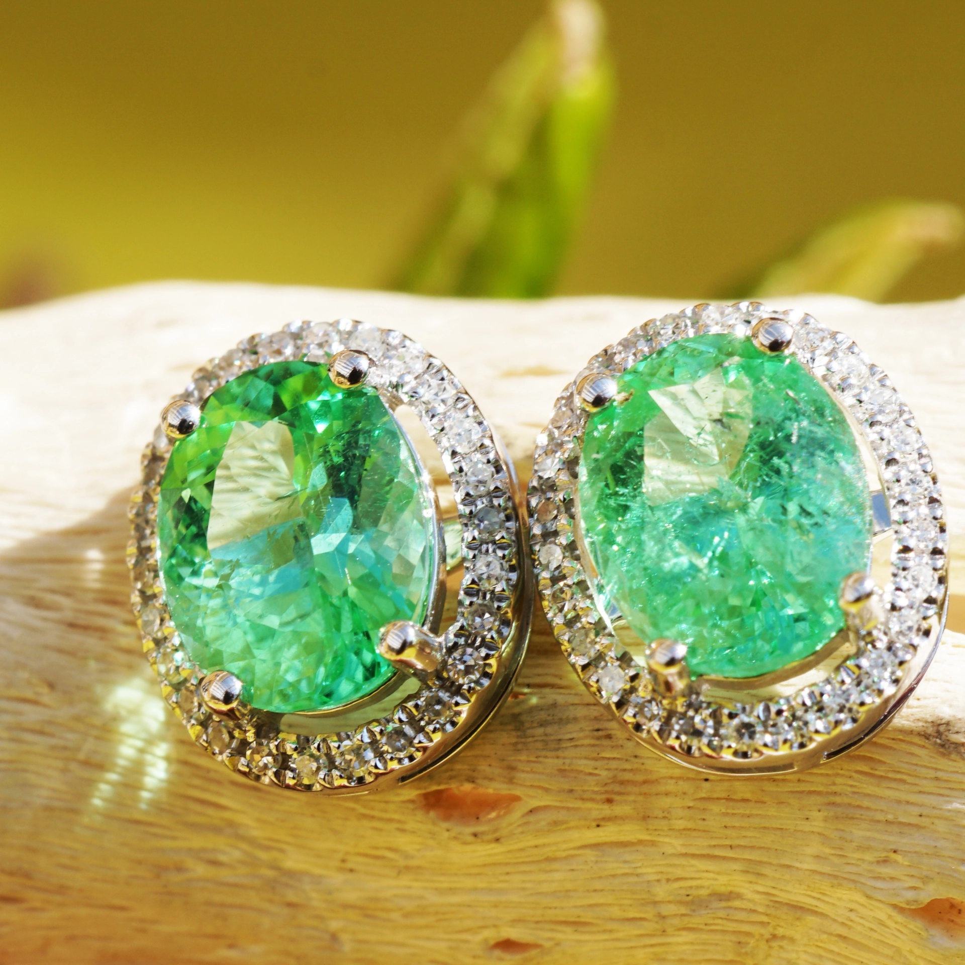 Paraiba Turmalin Ohrstecker 1.70 ct AAA+ 750er Weissgold Diamanten 7x5,5 mm