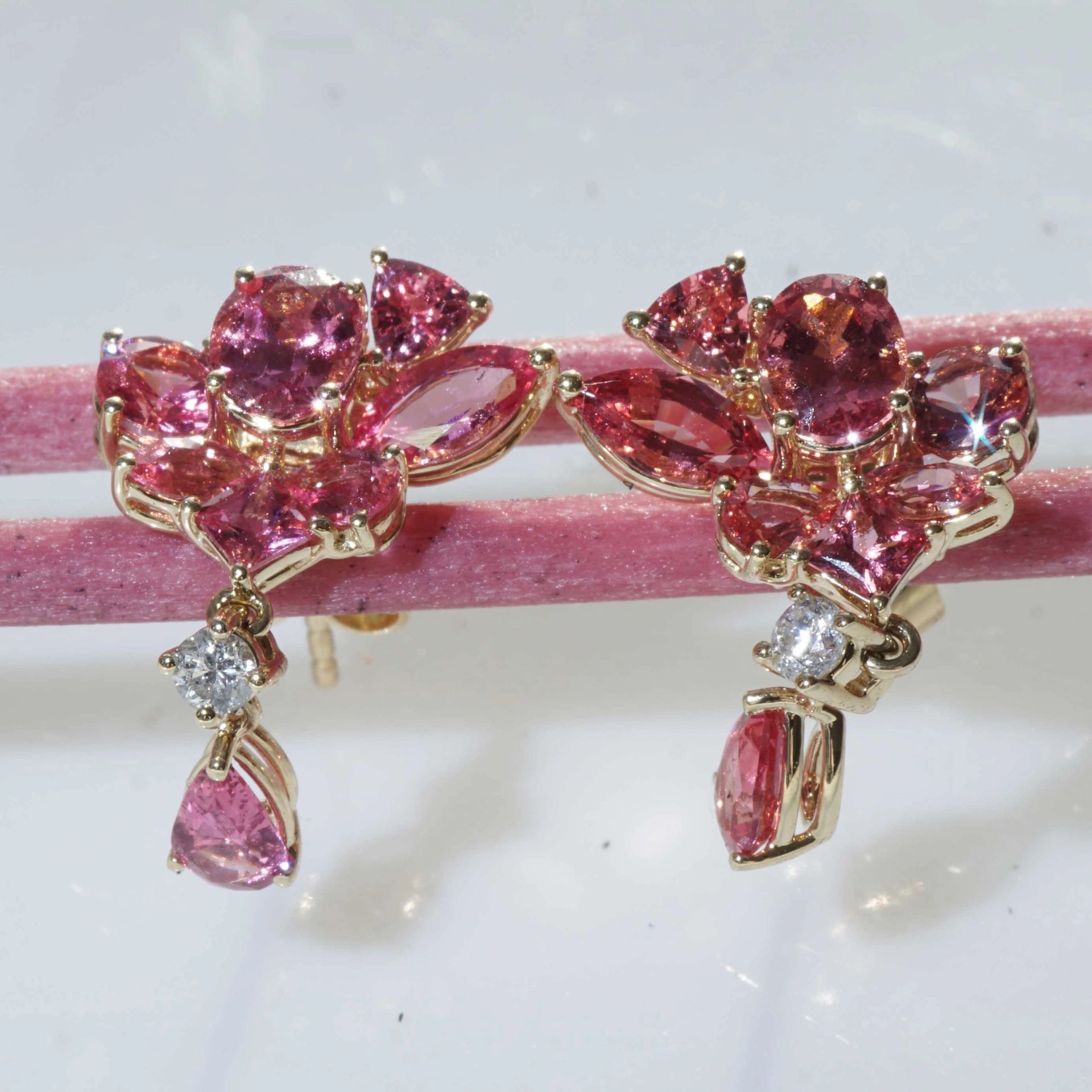 Mahenge Spinel Earrings with overwhelming Colors 18 kt Rosegold
