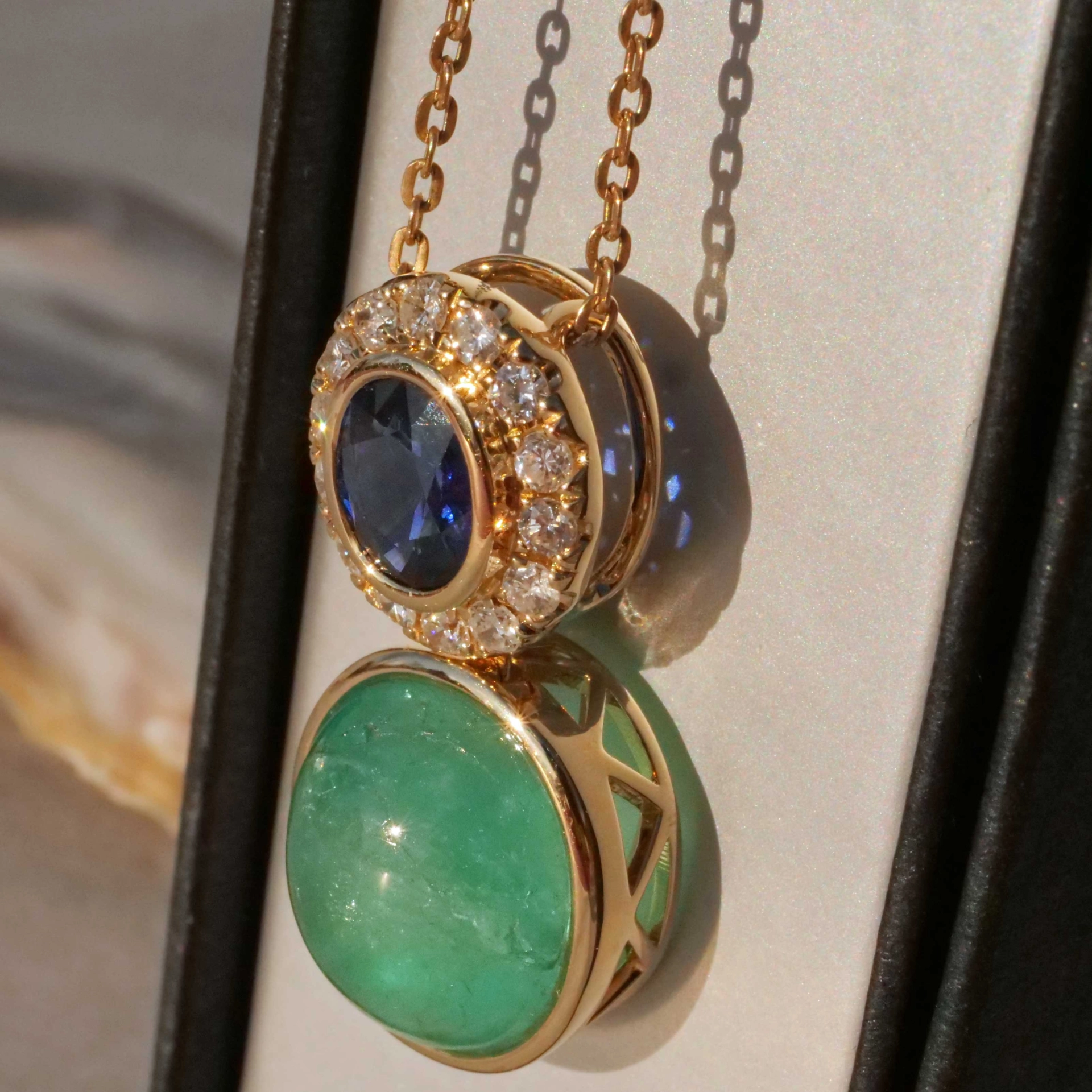 Pendant fine saphire AAA+ Emerald from Columbia and diamonds....precious Kombination