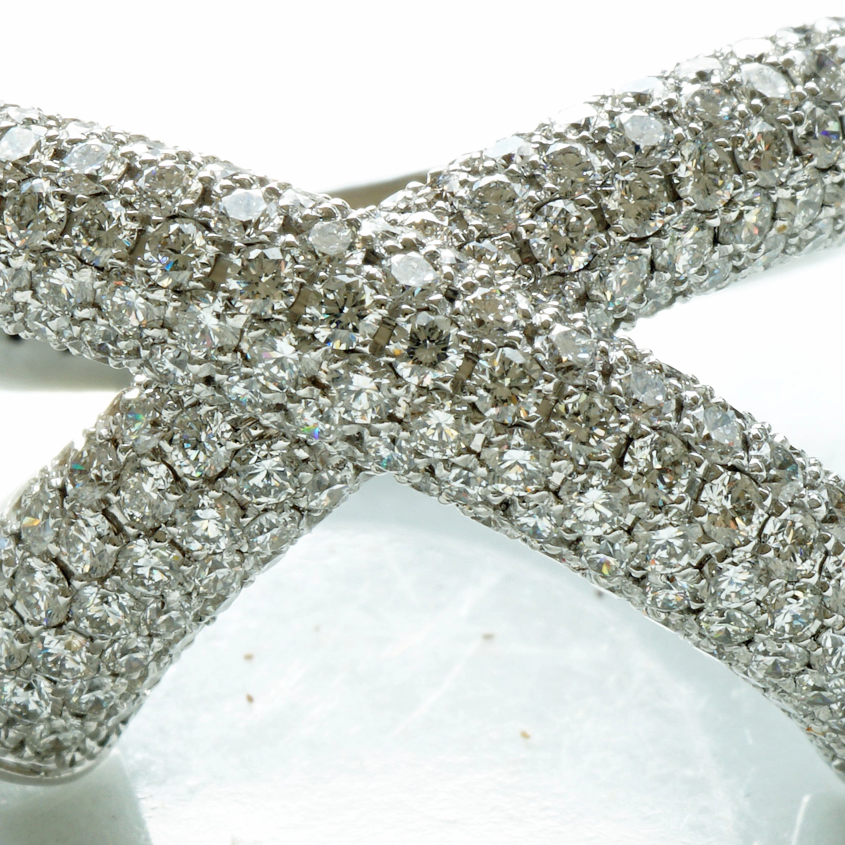 Give me a X....diamond Highlight, what a design! 18kt  whitegold, every diamond set with very professionell, approx. 3.42 ct
