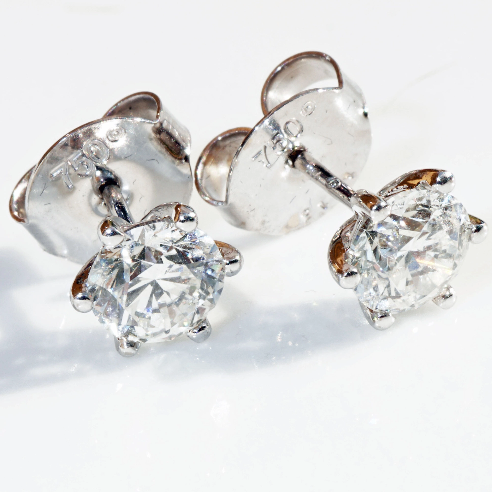 GIA certified full Cut Brilliant Earrings total 2.03 ct W / SI2 White Gold 18 kt