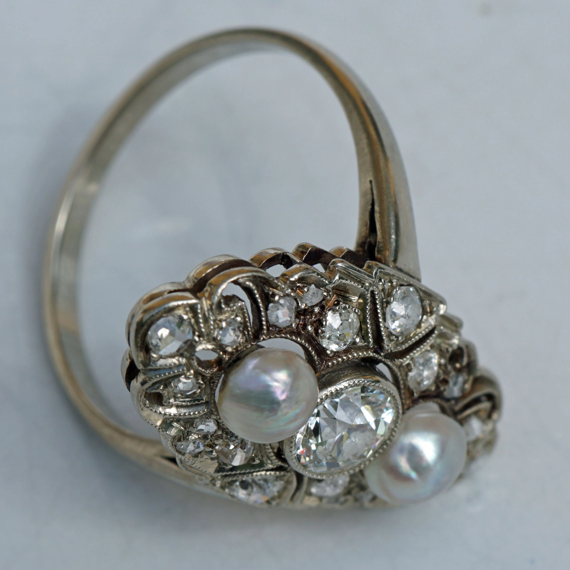 Art Deco Ring um 1930 Platin mit Orientperlen und Altschliffbrillanten und Diamantrosen