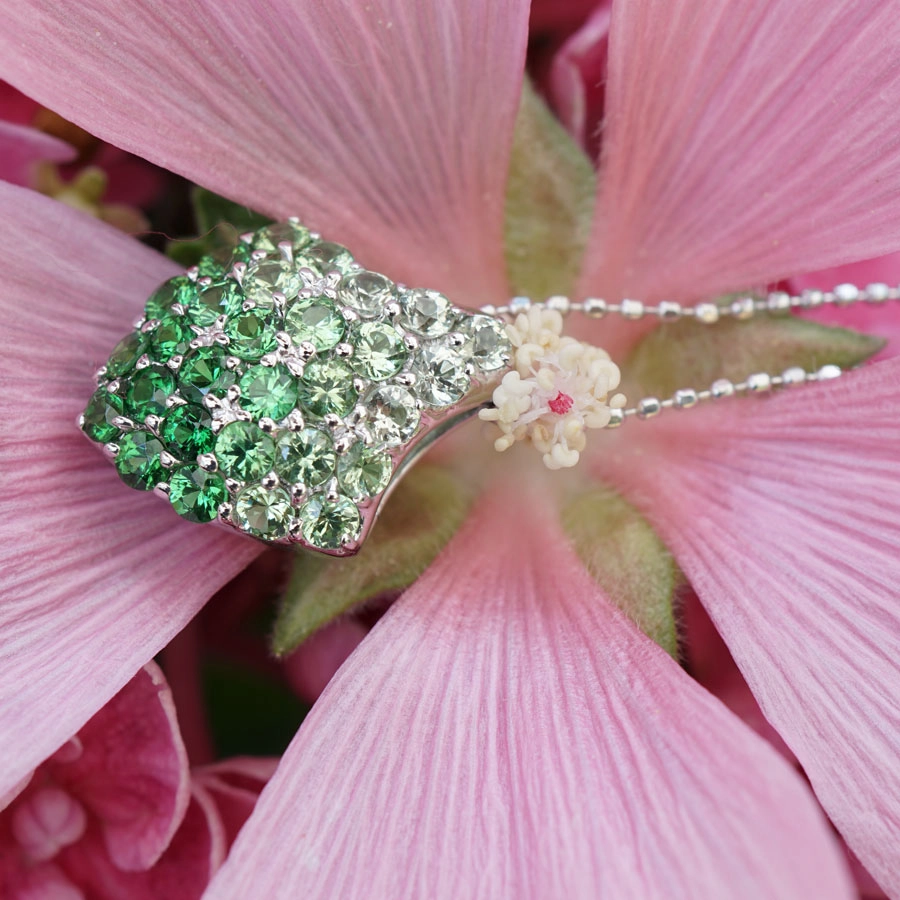 Tsavorith Peridot Anhänger mit Kette 750er Weißgold 1.17 ct im Verlauf