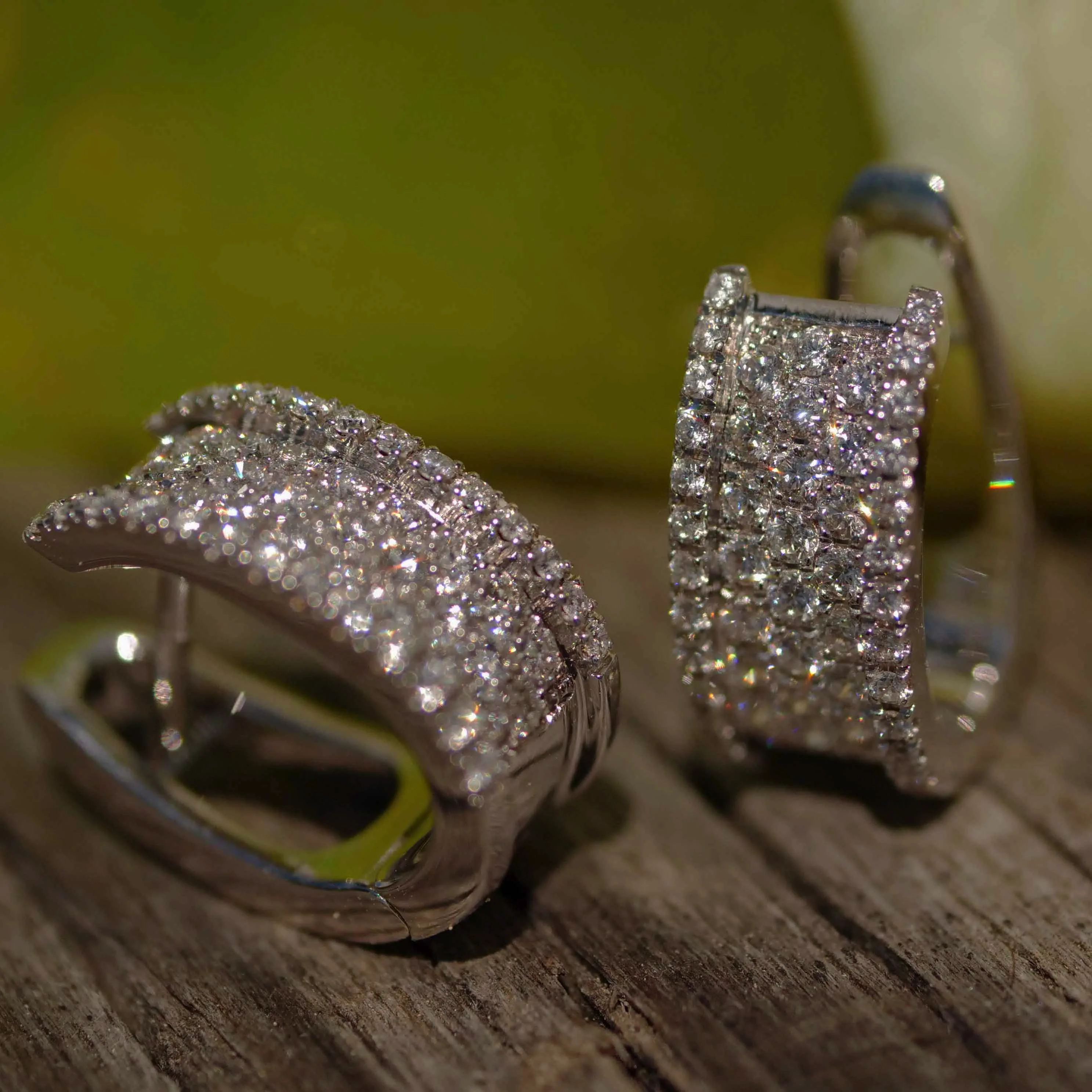 Brilliant three-quarter Hoop Earrings 0.69 ct 750 White Gold TW VS made in Italy very solid
