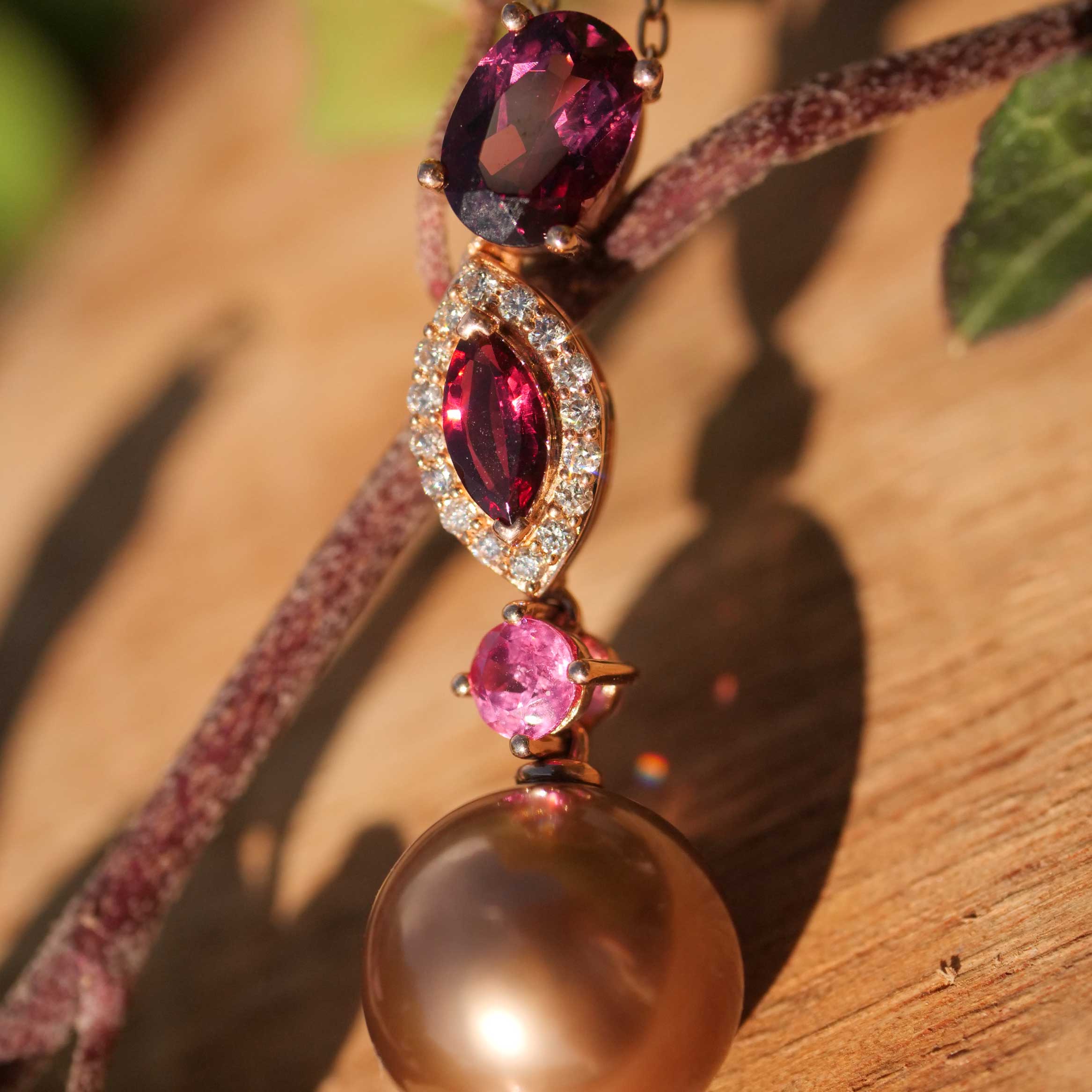 South Sea Pearl Rhodonite Brilliant Pendant with Chain 750 Rose Gold... warm red tones for cosy days
