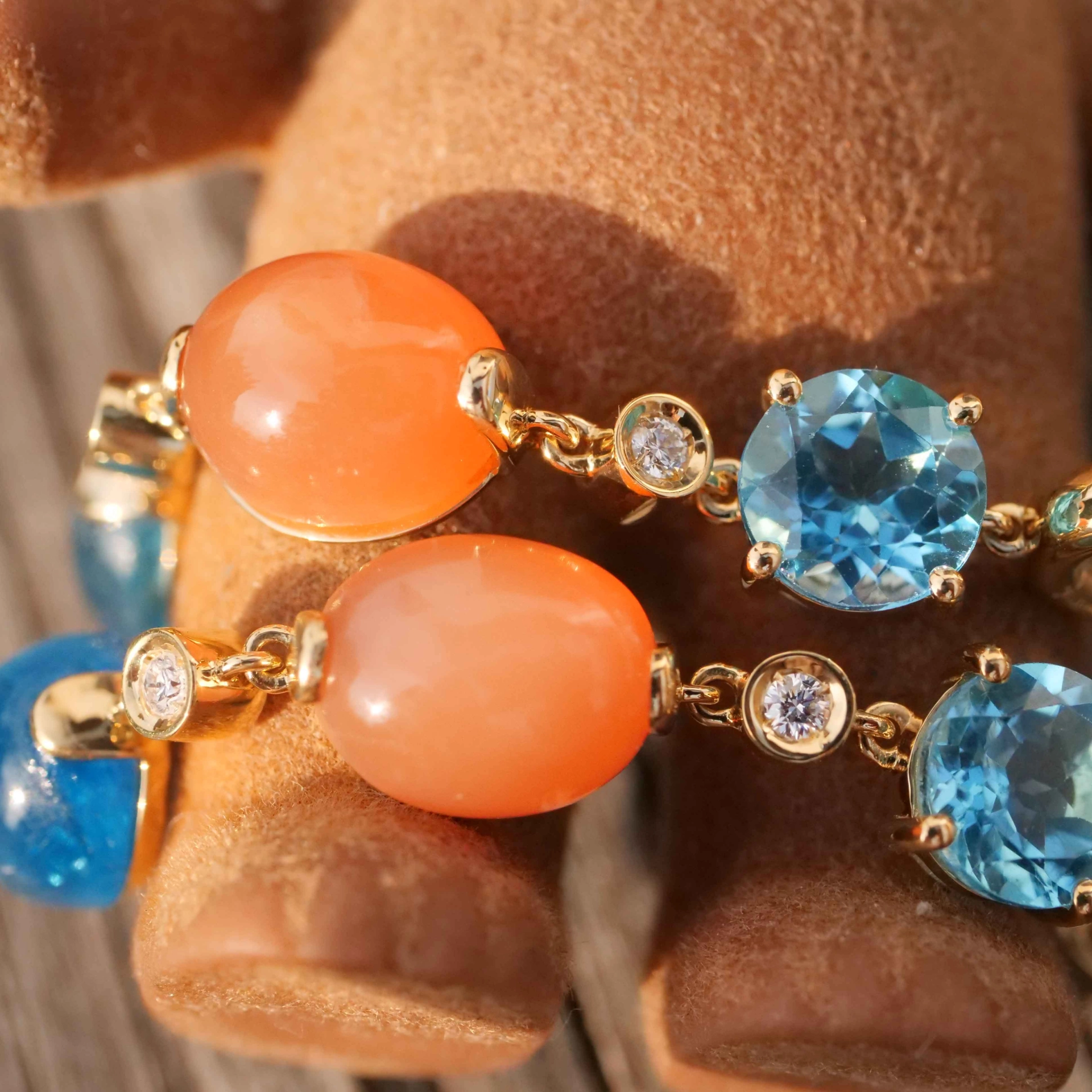 Neon blue paraibacolored Apatite Topaz and Moonstone Earrings 18 kt Jewellery 