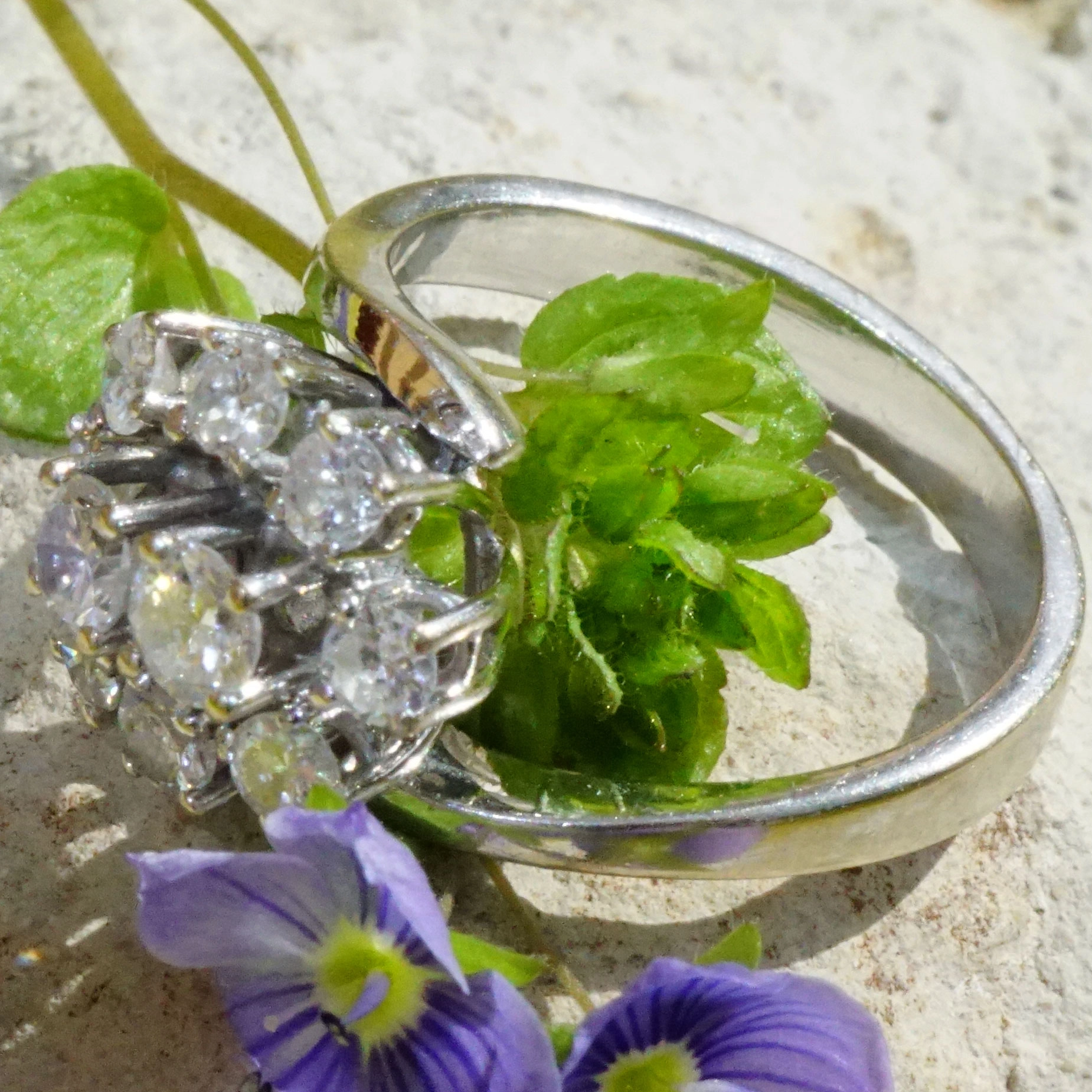 Brilliant Ring 1 ct Diamonds...what a charming Style