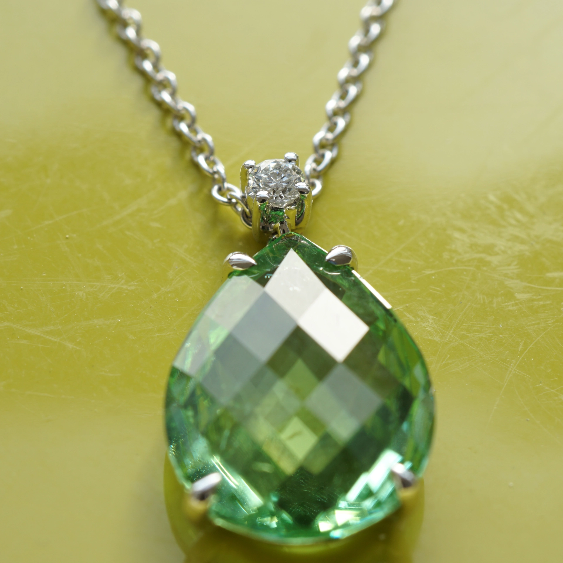 Peridot Brillant Collier 43 cm 750er Weissgold 5 ct 0.13 ct mintfarben Pakistan