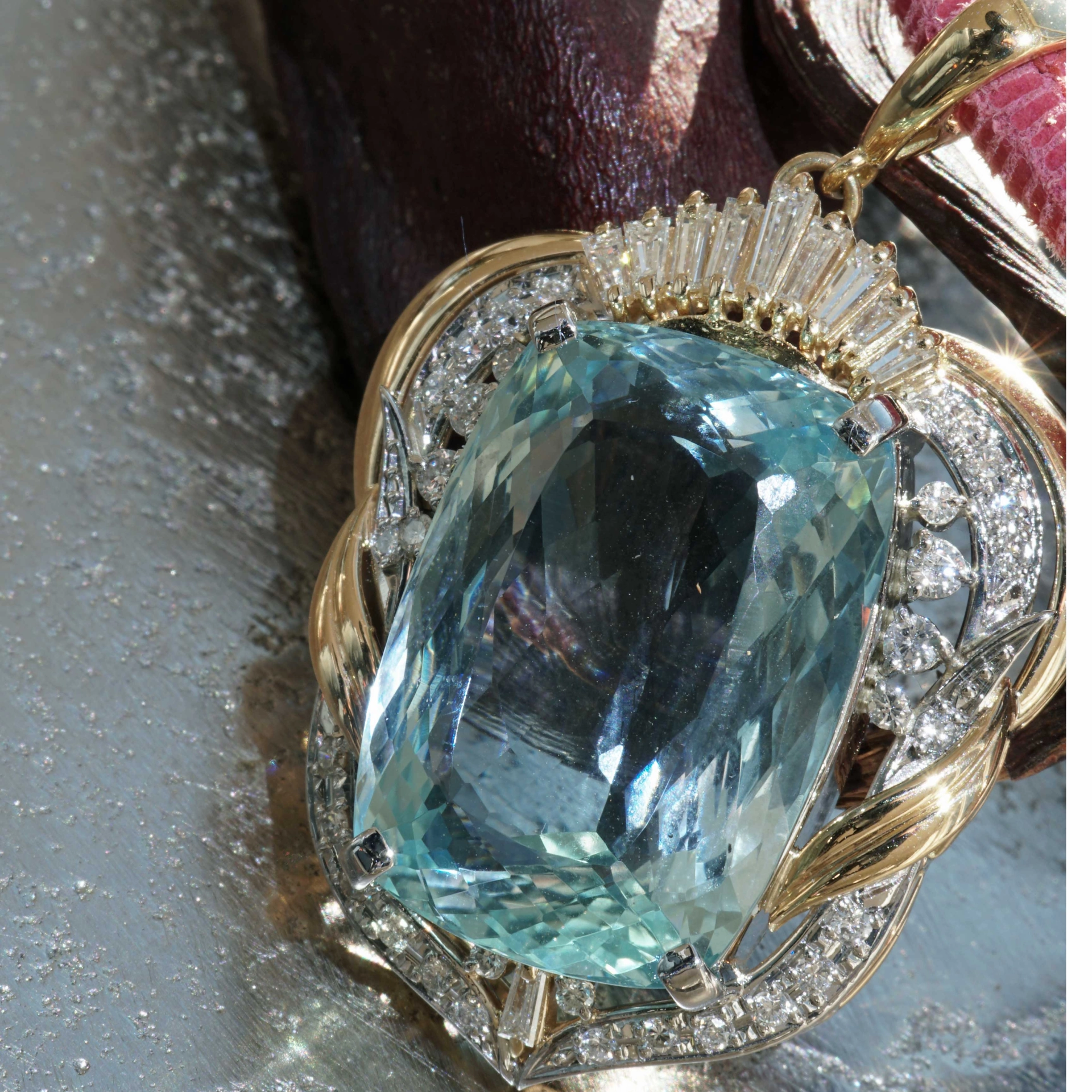 Aquamarine Brilliant Pendant 24.5 ct 18kt Yellow Gold..intensive Color rare