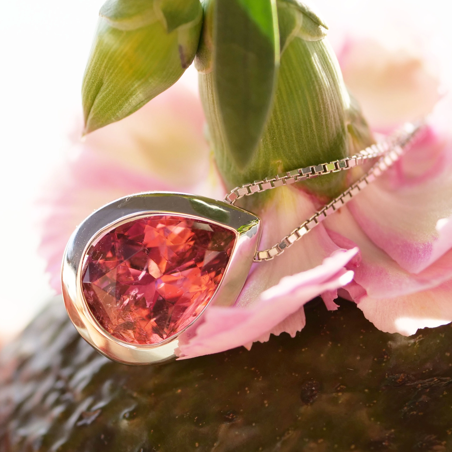 ..big pink turmalin pendant.....very nice color....great appearance, drop cut, approx. 3.66 ct, AAA