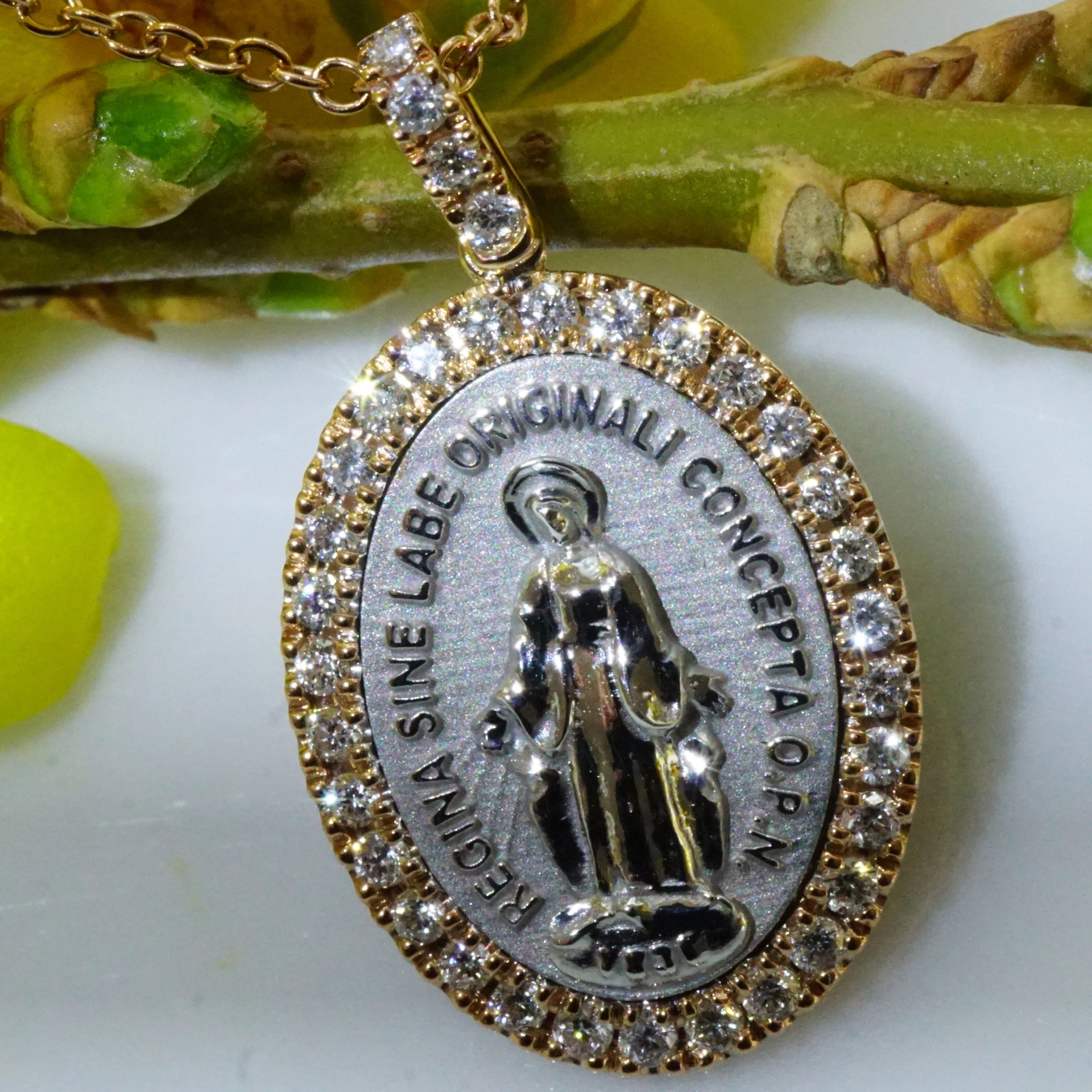 Sweet Madonna Pendant made in italy perfectly set in 750 White Gold and Rose Gold