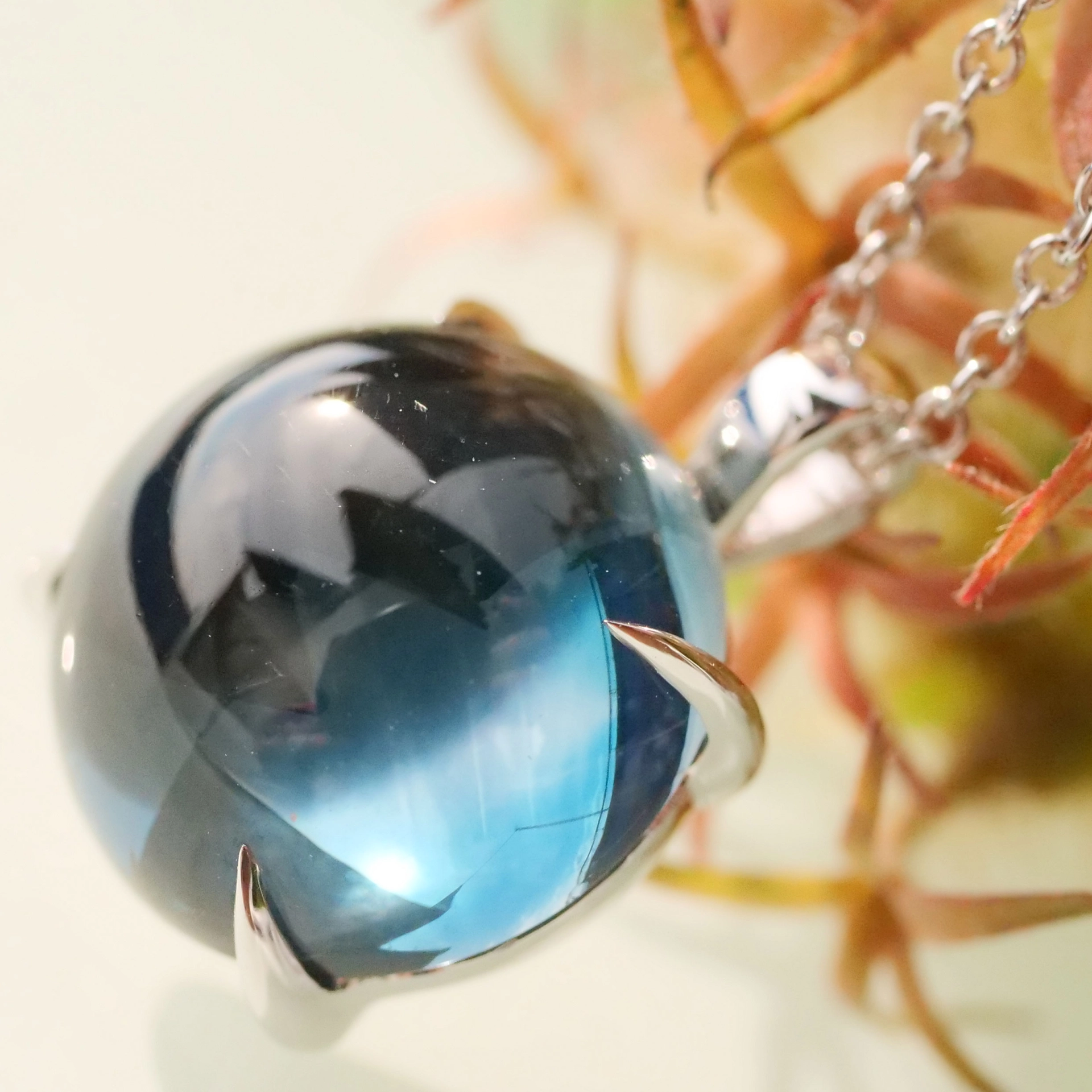 Blue Topaz Pendant with Chain 18 kt White Gold perfect floating Effect and cool Design