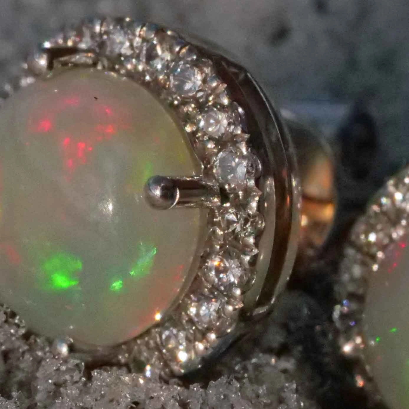 Brilliant Opal Ear Stud 18 kt Whitegold TW / VS lively fine transluzent Ethiopia