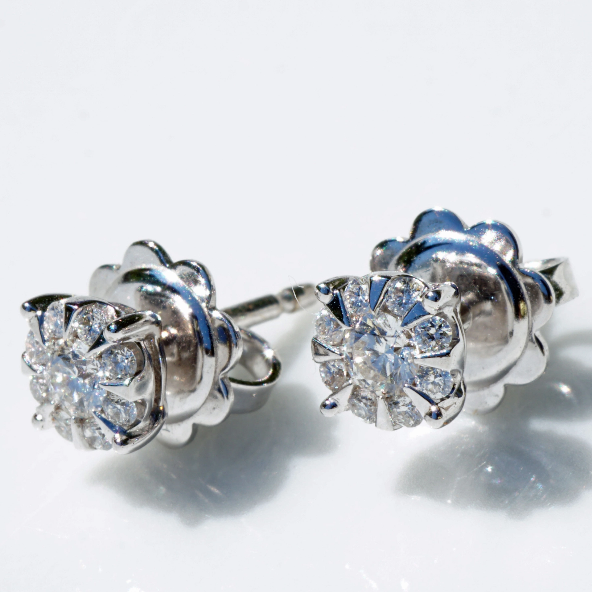 Diamond Earsticks 18 kt Whitegold 0.28 ct TW / VS....looks like Halfcarat