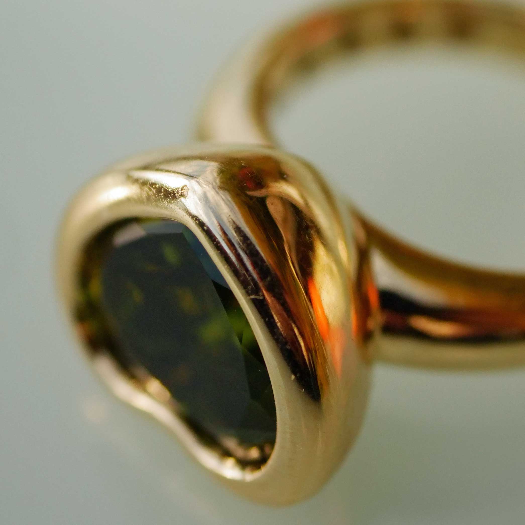 Peridot Heart Ring 750 Yellow Gold made in Valenza... a green modern Heart Ring in solid Gold