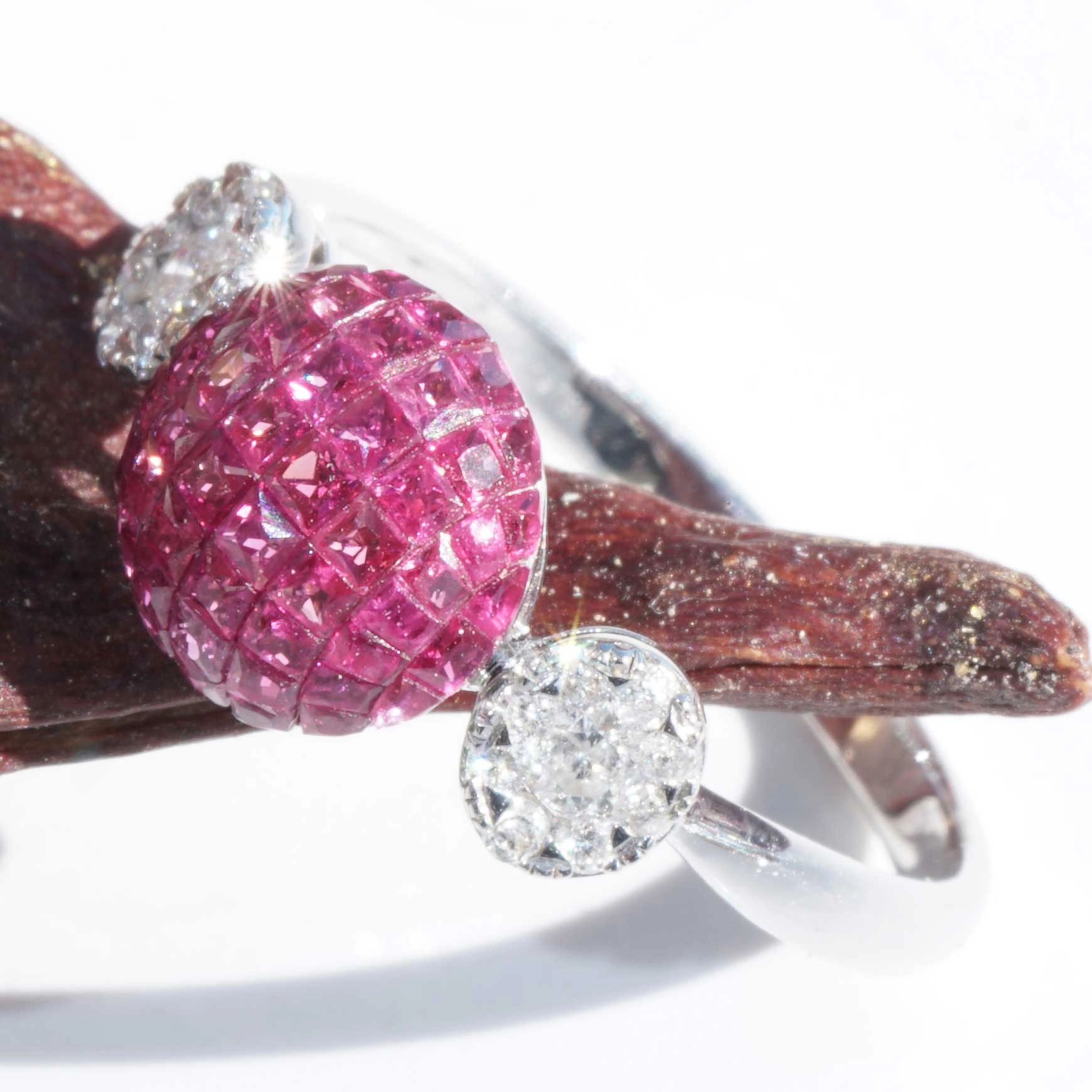 Rubin-Brillant-Ring-0-70-ct-0-20-ct-kuppelartig-gefasste-Rubincarrees-SON03087 Ruby Brilliant Ring with invisible Cutting 0.70 ct 0.20 ct....looks like one big Ruby
