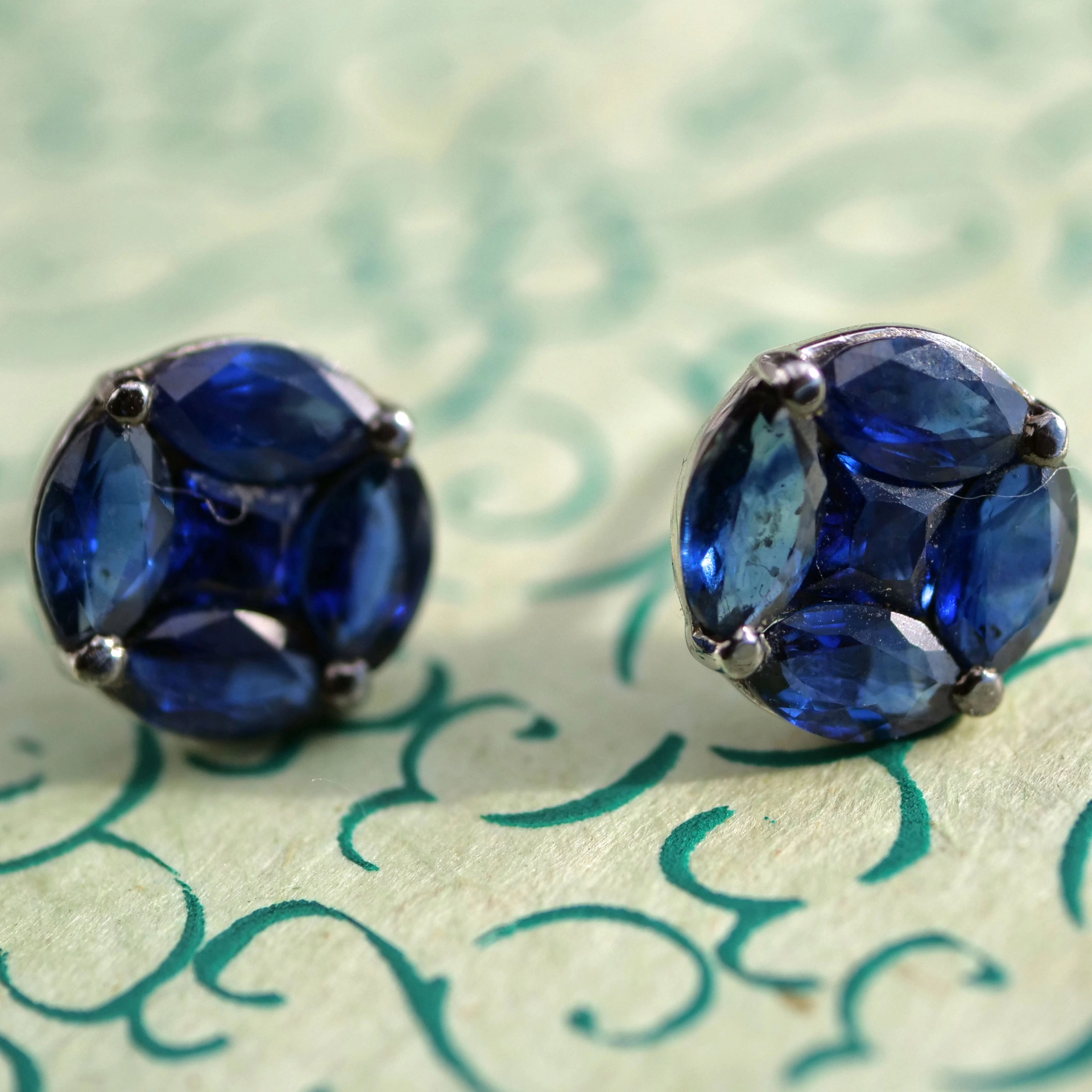 Sapphire Earsticks 3.70 ct 18kt Whitegold 10 mm Diameter...what a color!