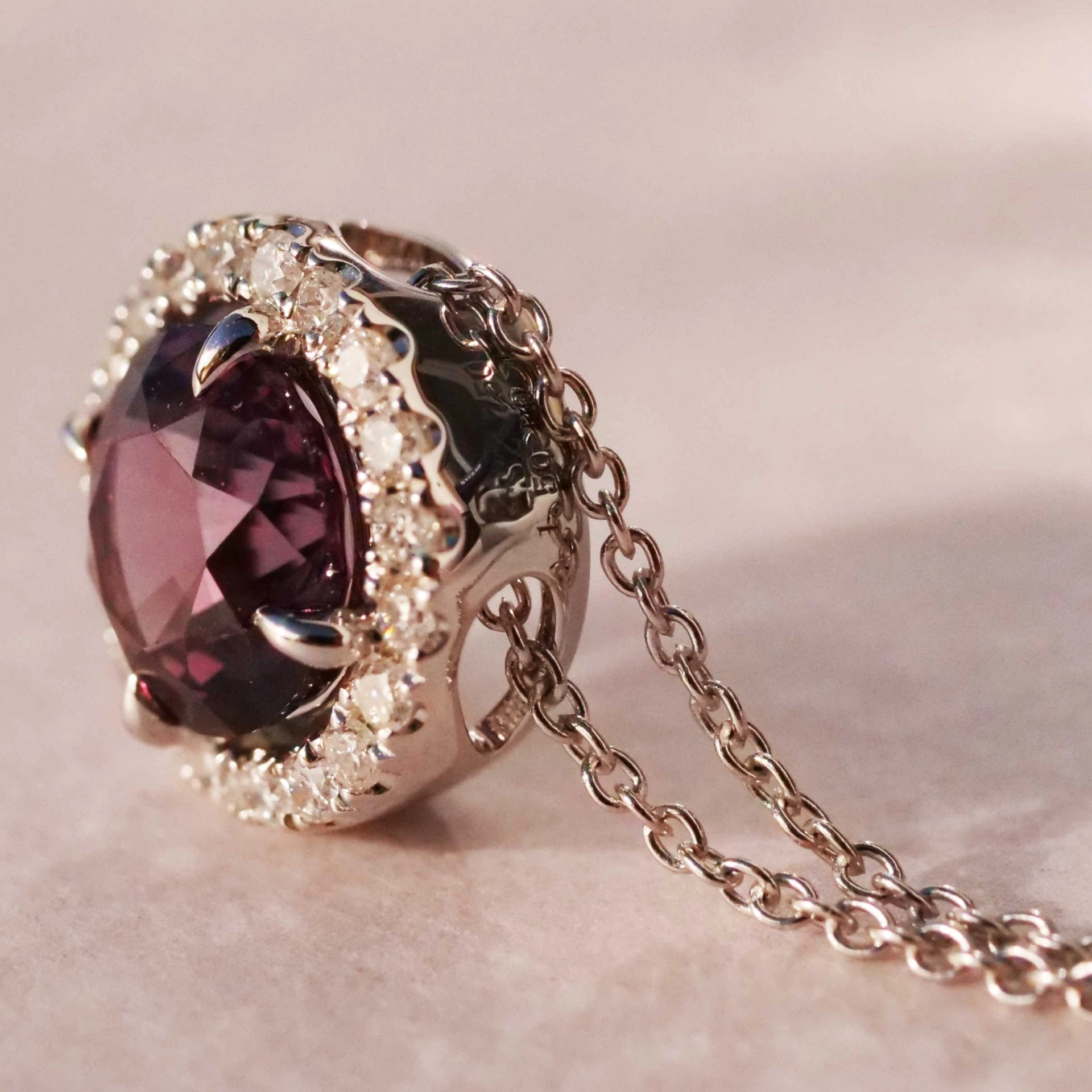 Spinel Brilliant Pendant 1.50 ct 0.14 ct TW VS..natural Color pink-violet-aubergine 18kt White Gold