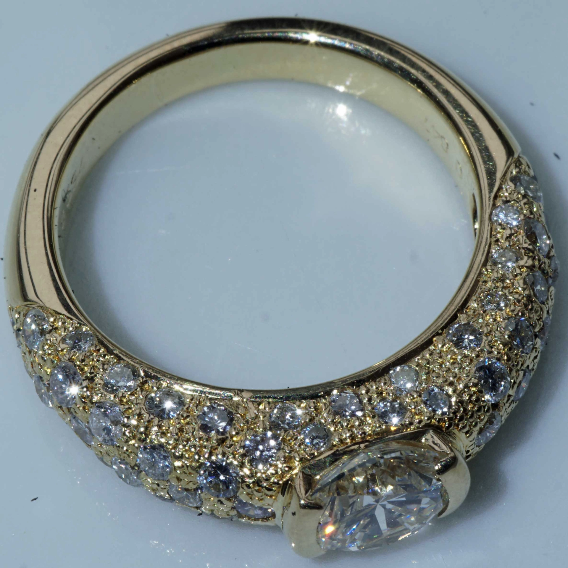 Solitaire Brilliant Ring 18 kt Yellowgold 0.847 ct TW SI nugget shaped Surface
