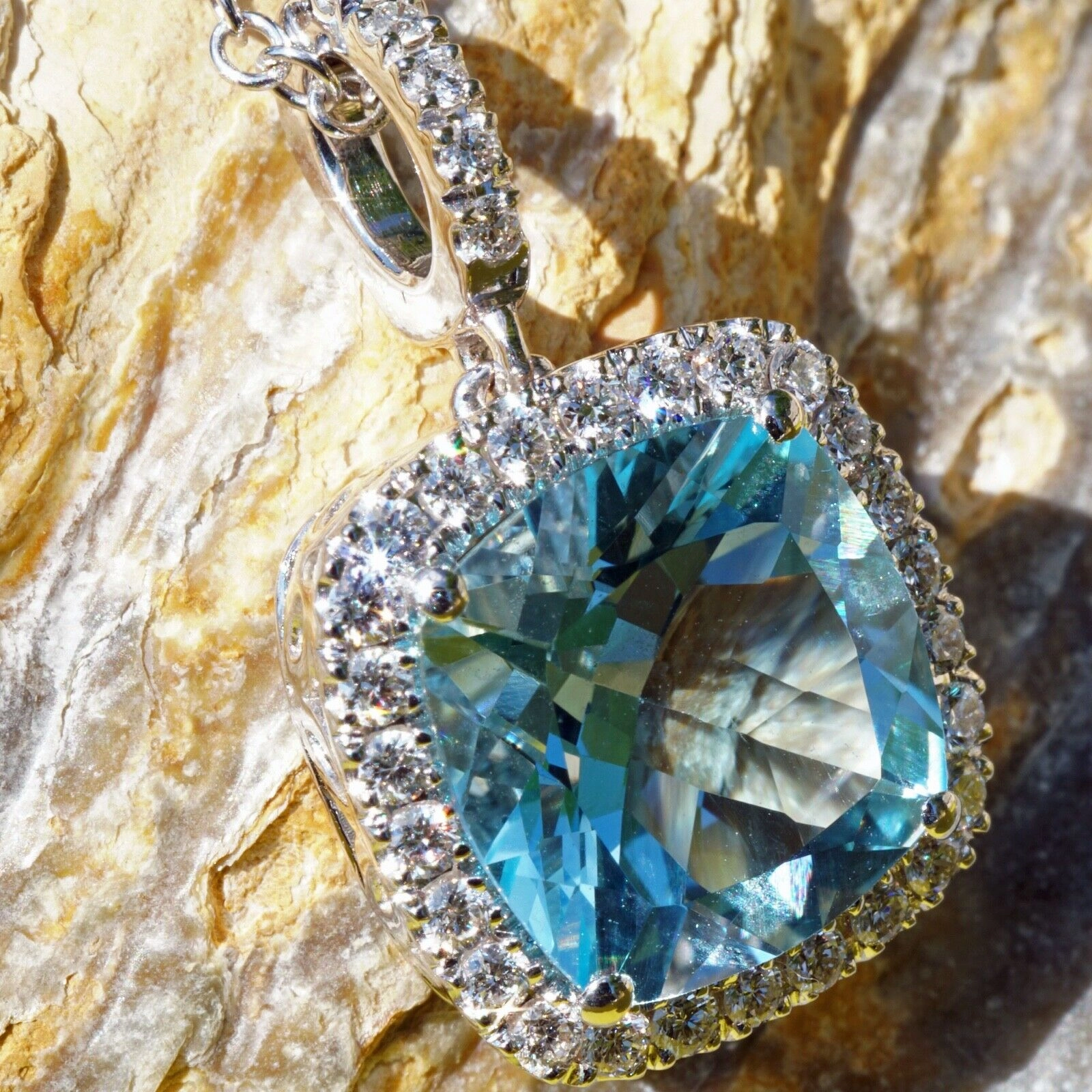 Bluetopaz Brilliant Pendant with Chain 18 kt Whitegold