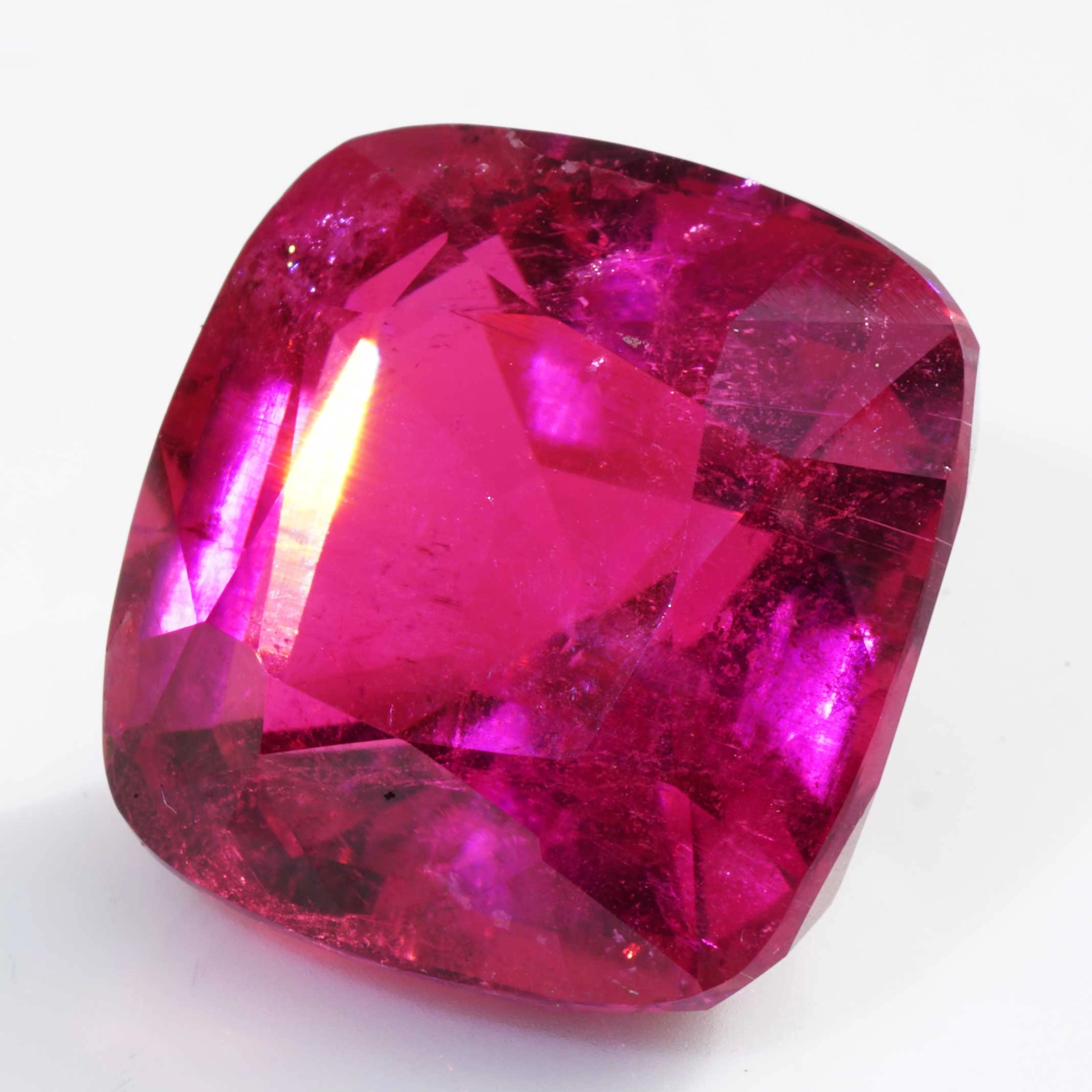 Rare Rubellite from Afghanistan 23.10 ct red-pink Exception of Luminosity AAA+