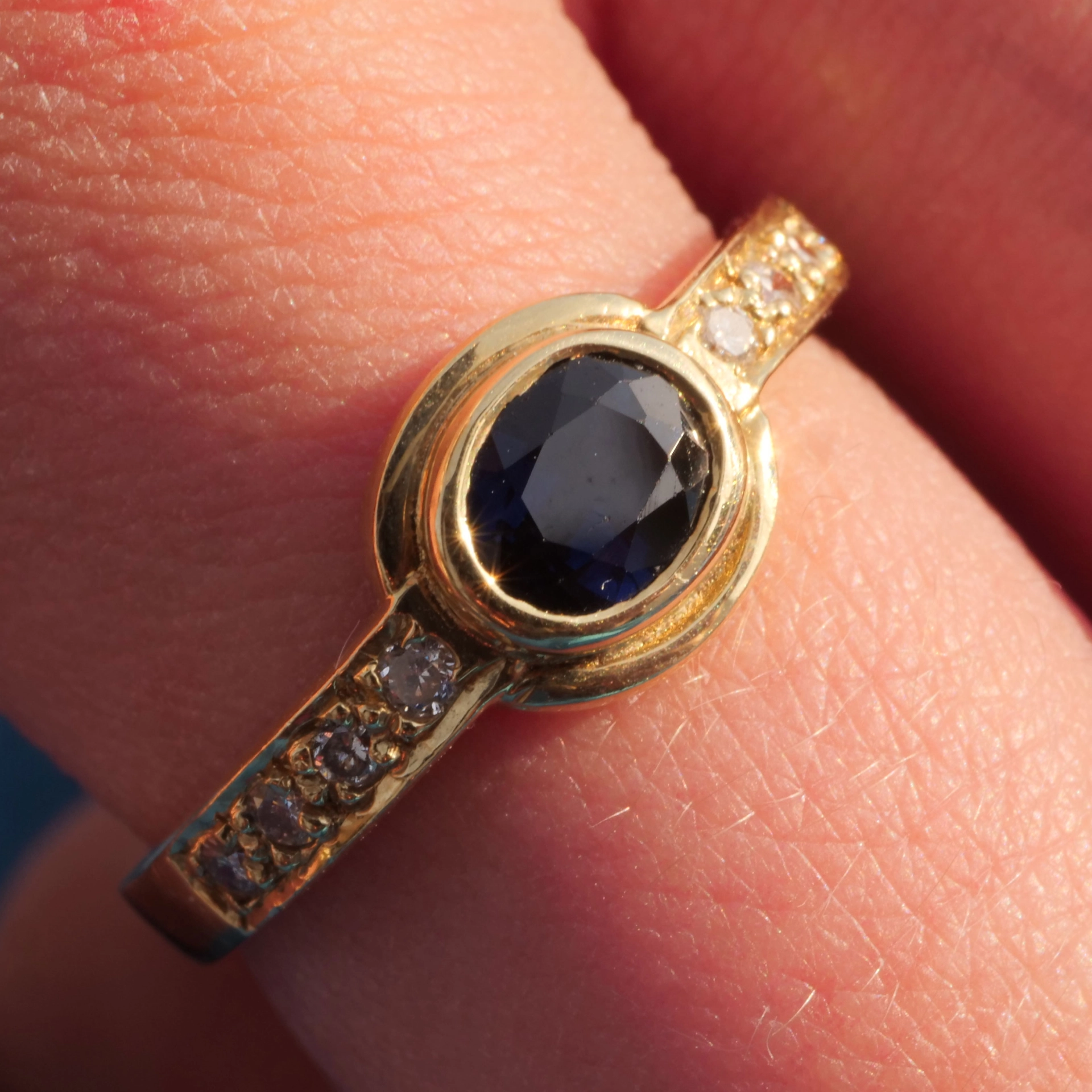 Saphire Brilliant Ring 18 kt Yellow Gold new and handmade 0.50 ct royalblue Burma