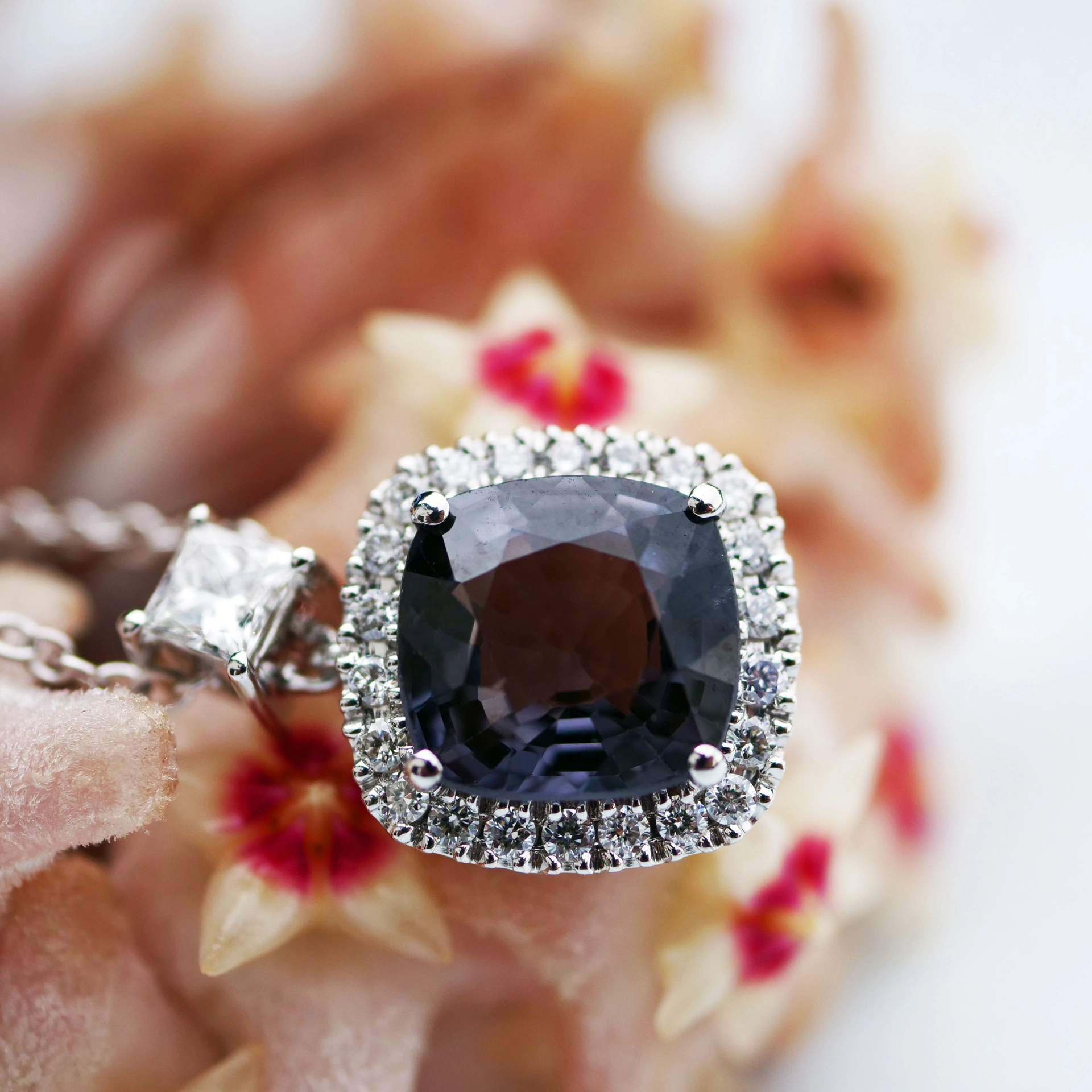 Grey-Blue Spinel Diamond Necklace 2.45 ct AAA+....Great Luminosity 18 kt Whitegold