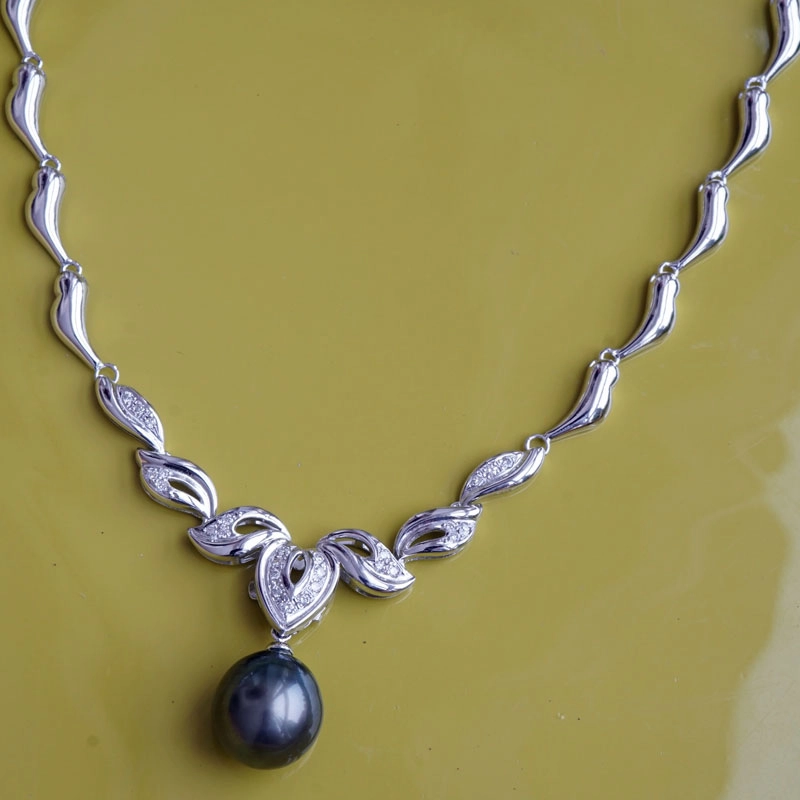 Tahiti-Zuchtperl-Collier-750er-Weißgold-0.28 ct Brillanten
