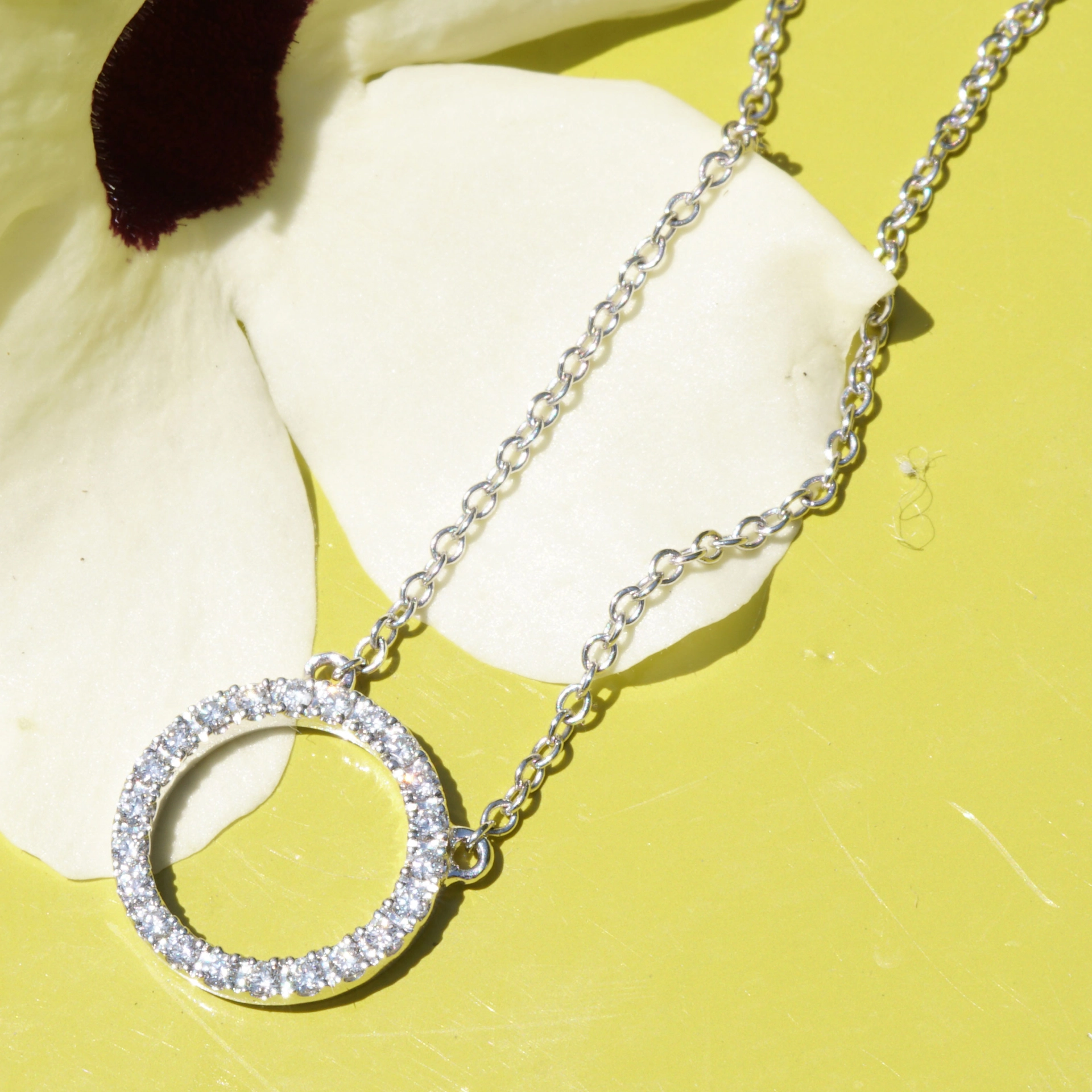 Brilliant pendant made of 750 white gold....Brilliant Circle