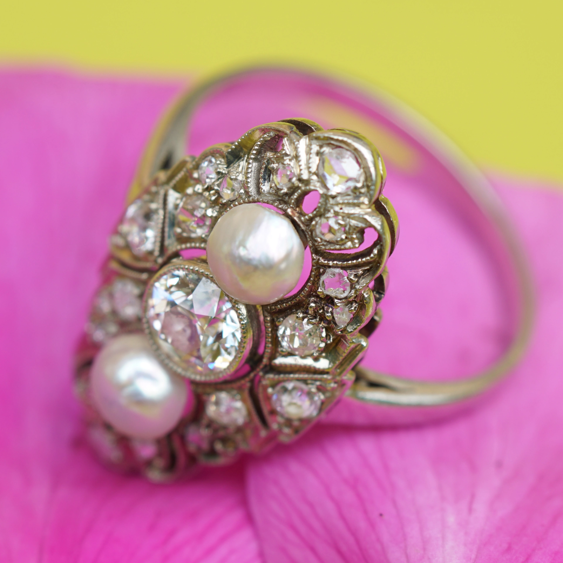 Art Deco Ring um 1930 Platin mit Orientperlen und Altschliffbrillanten und Diamantrosen